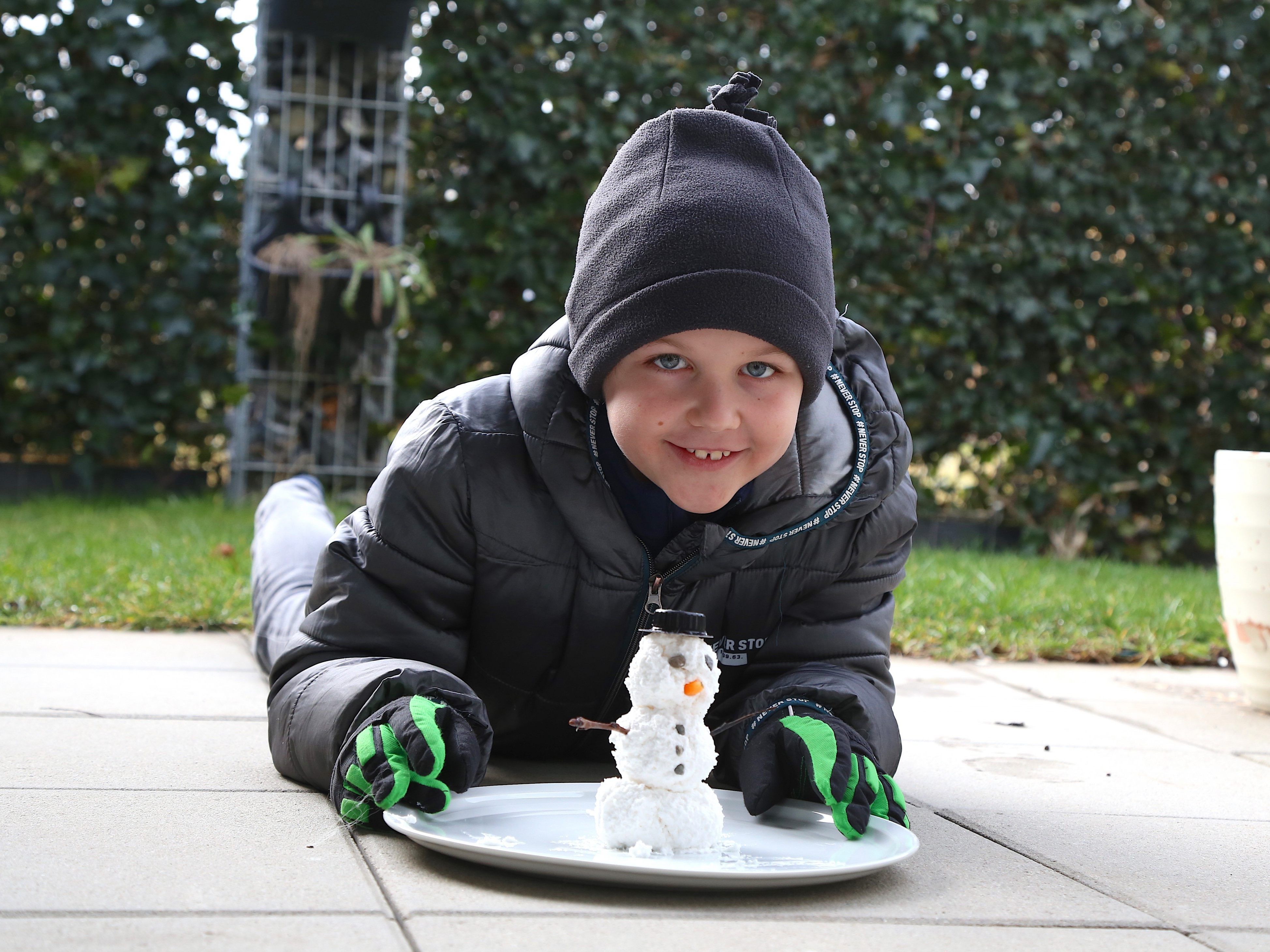 Draußen scheint die Sonne? Dieser Schneemann trotzt auch den warmen Wintertagen. Draußen scheint die Sonne? Dieser Schneemann trotzt auch den warmen Wintertagen.