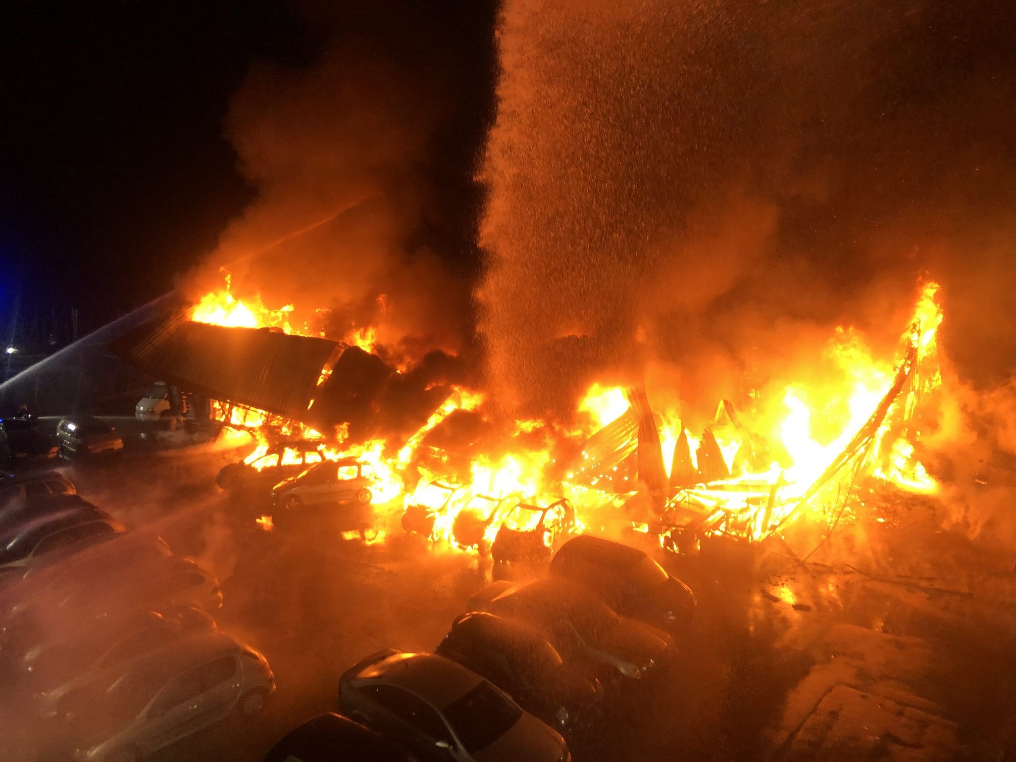 Bei dem Brand wurden mehrere Oldtimer zerstört.