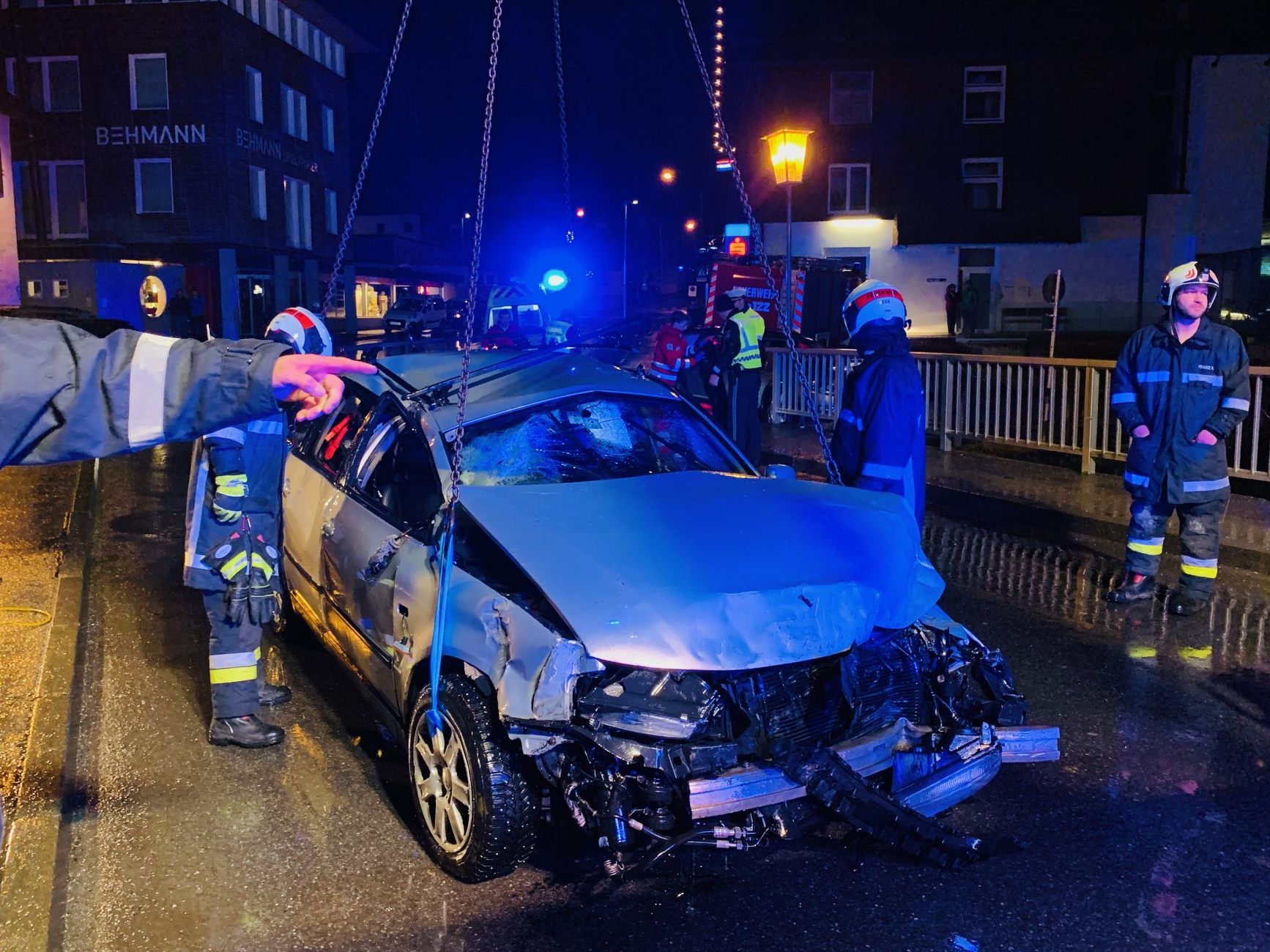 Pkw und Brückengeländer wurden schwer beschädigt.