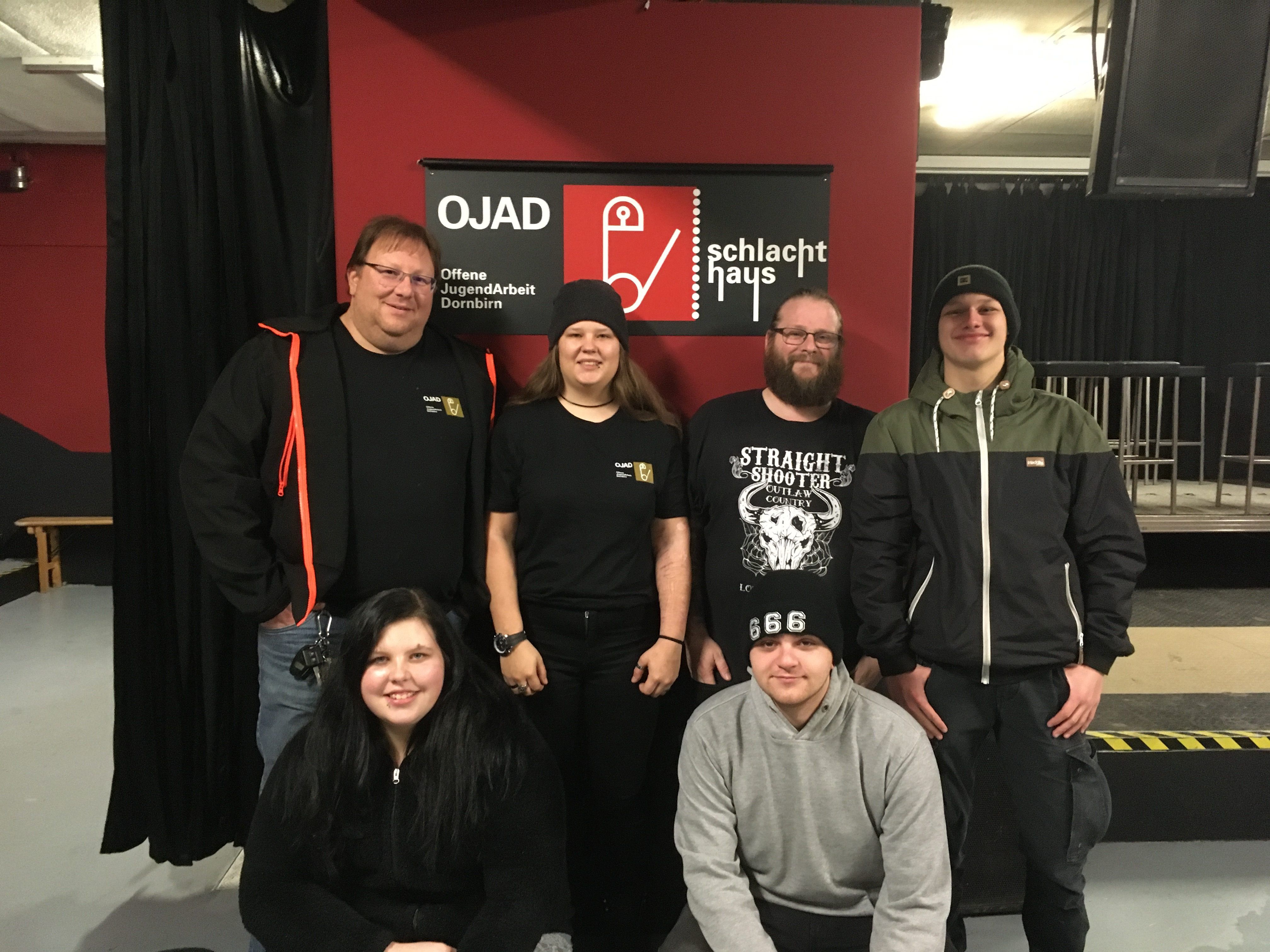 Dieses Team der OJAD ist mit den Vorbereitungen für die Disco für hörende und gehörlose Menschen beschäftigt. Dieses Team der OJAD ist mit den Vorbereitungen für die Disco für hörende und gehörlose Menschen beschäftigt.