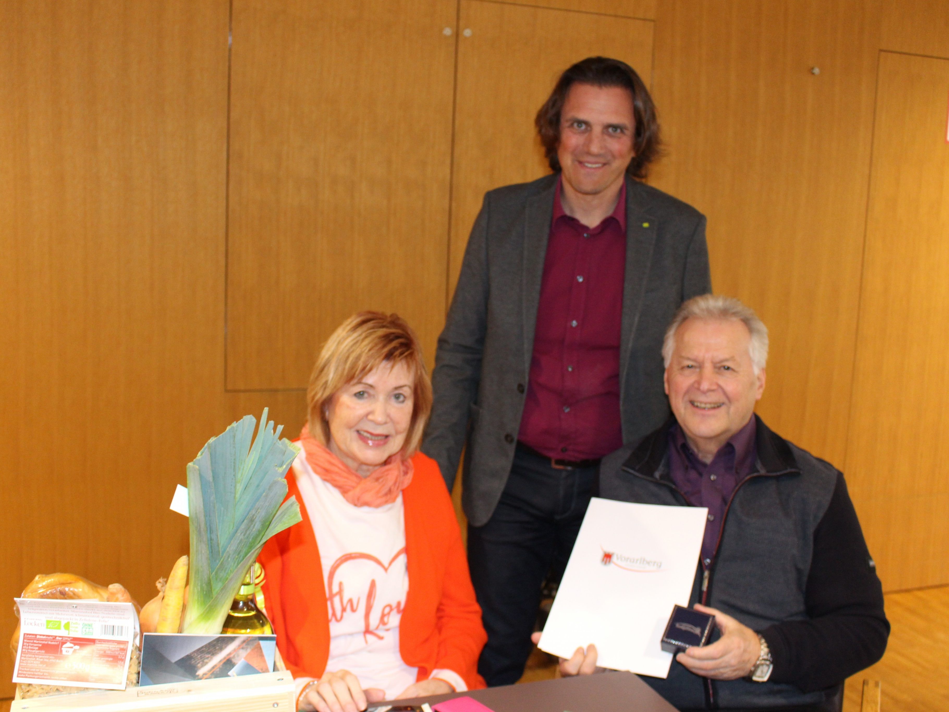 Bürgermeister Hölzl durfte u.a. Sigrid und Norbert Kilga zur goldenen Hochzeit gratulieren.