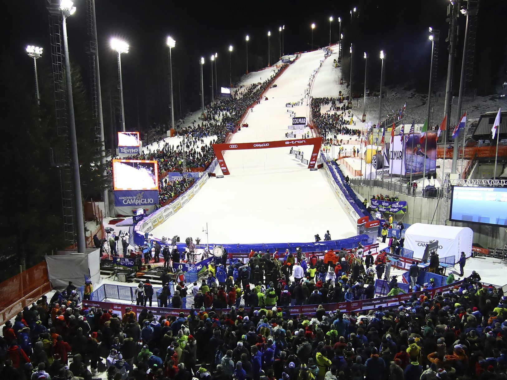Auch in dieser Saison steht für die Männer wieder ein Nachtslalom in Madonna di Campiglio auf dem Programm. Auch in dieser Saison steht für die Männer wieder ein Nachtslalom in Madonna di Campiglio auf dem Programm.