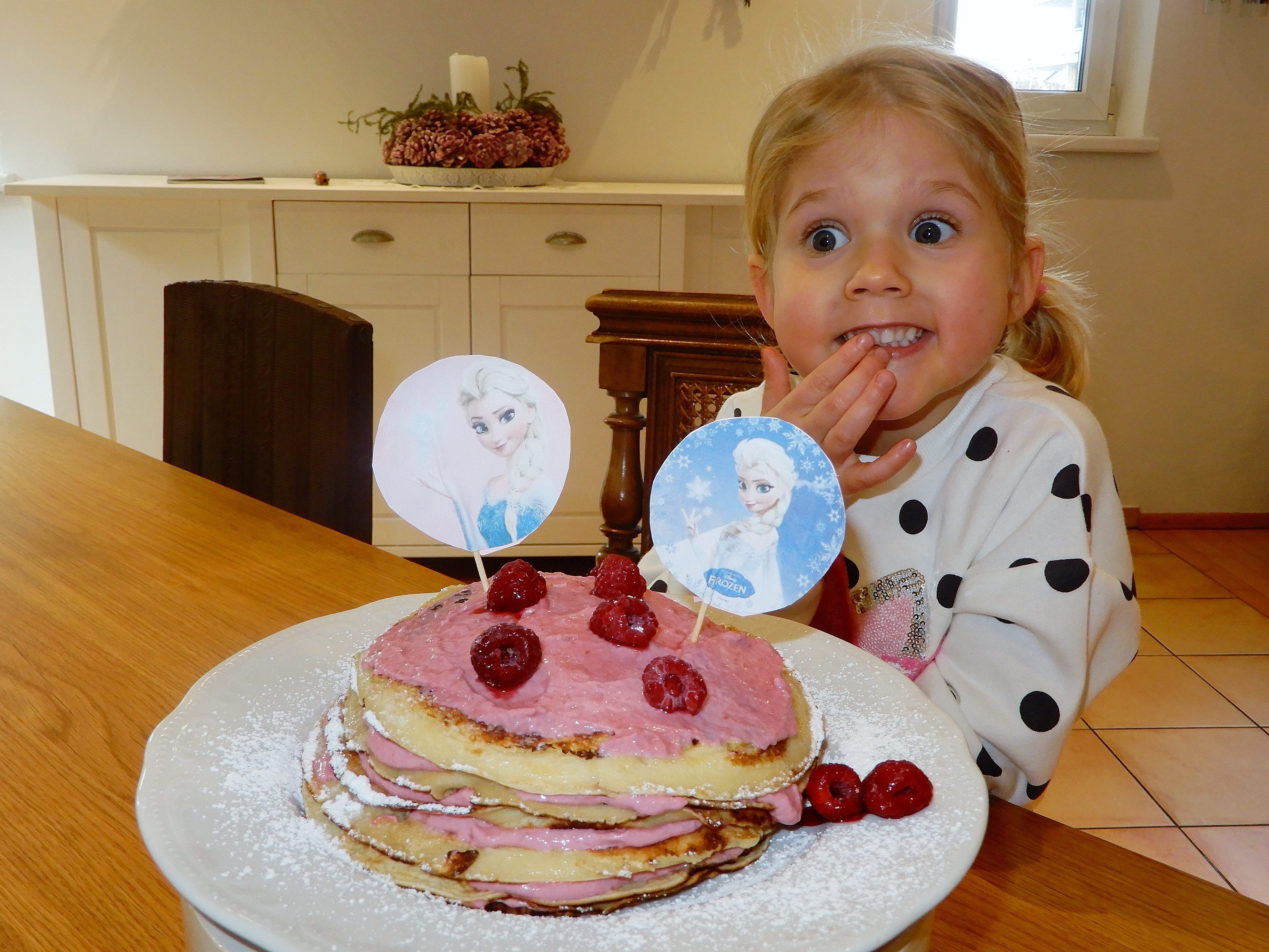 Kinderreporterin Ida-Marie kann es kaum erwarten von der leckeren Torte zu naschen.