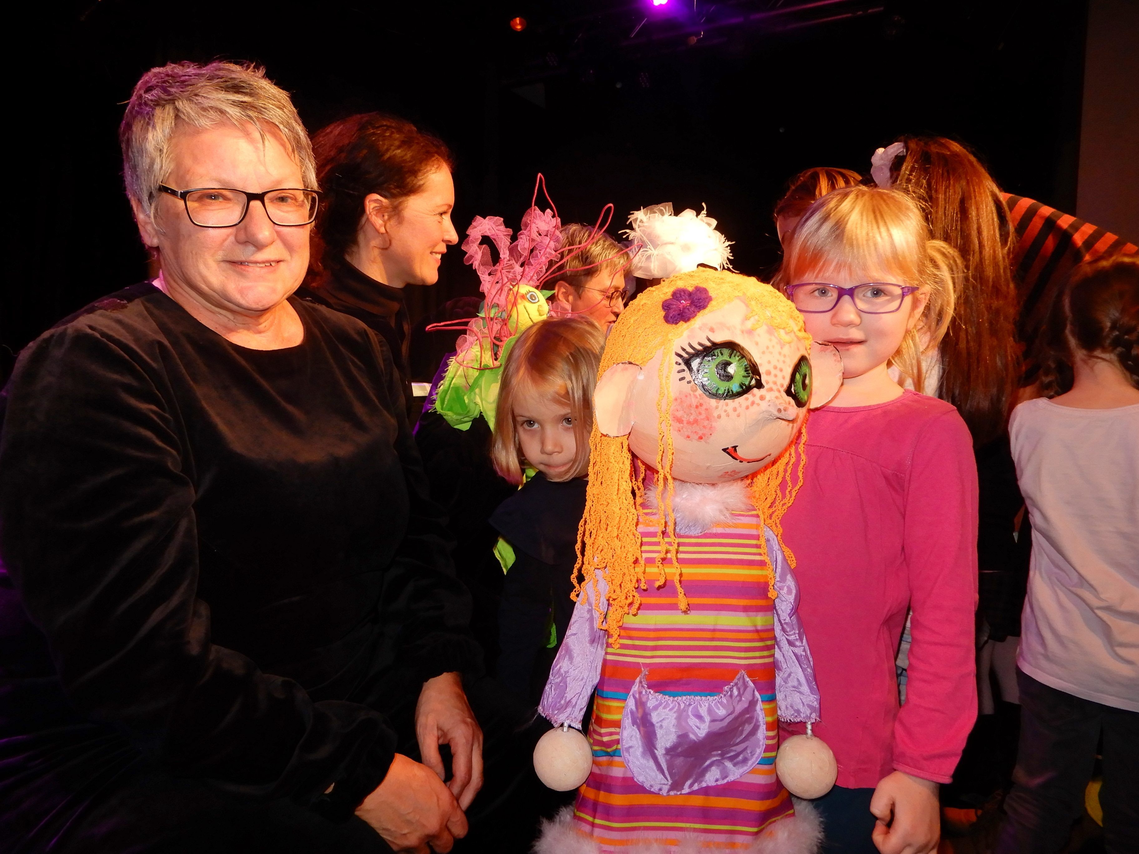 Nach der Aufführung gingen die Kinder auf Tuchfühlung mit ihren Puppen-Helden. Nach der Aufführung gingen die Kinder auf Tuchfühlung mit ihren Puppen-Helden.