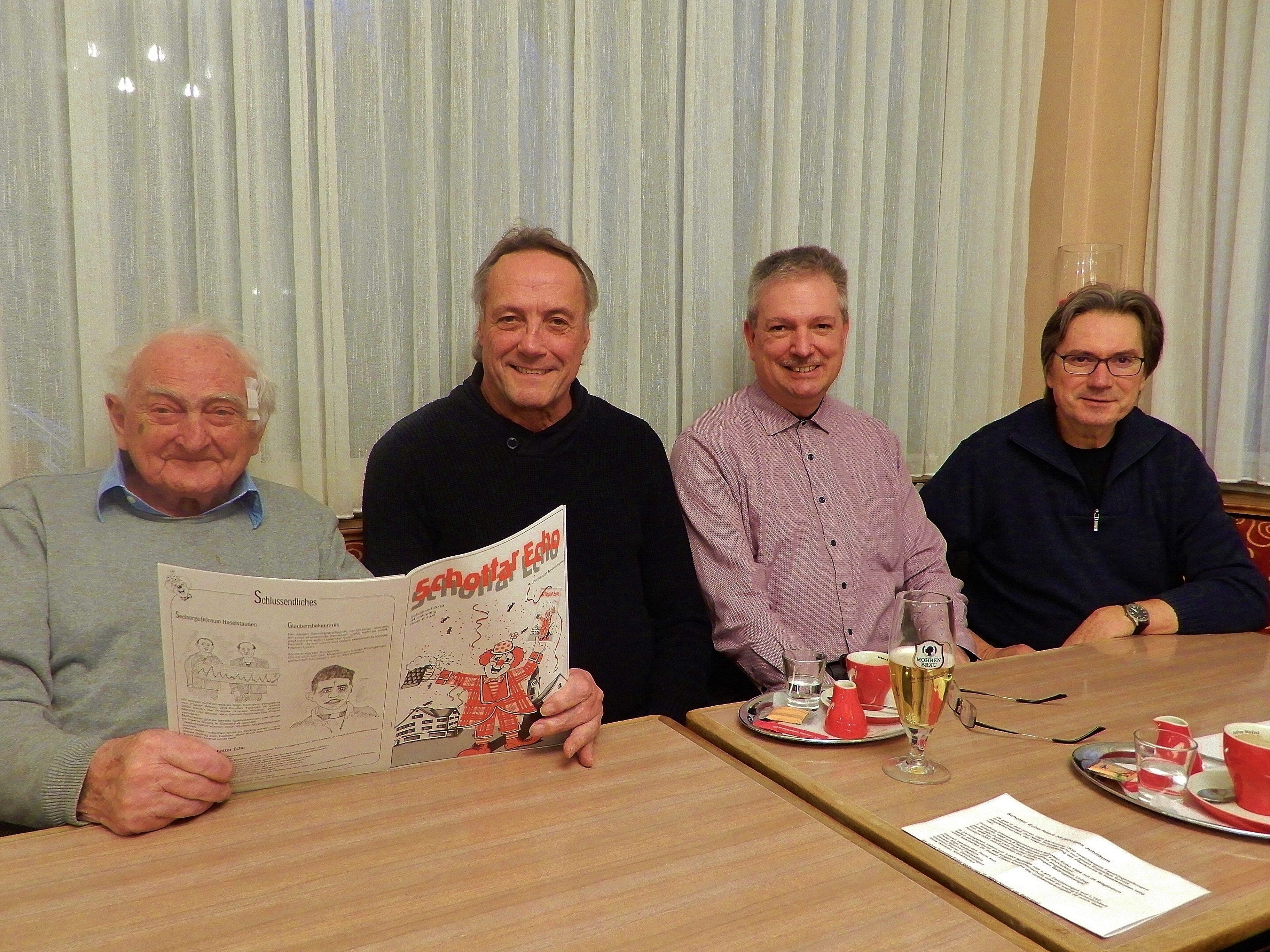 Das Schottar Echo-Team mit Mentor Bruno Ulmer, der jedes Jahr die erste Ausgabe erhält. Das Schottar Echo-Team mit Mentor Bruno Ulmer, der jedes Jahr die erste Ausgabe erhält.