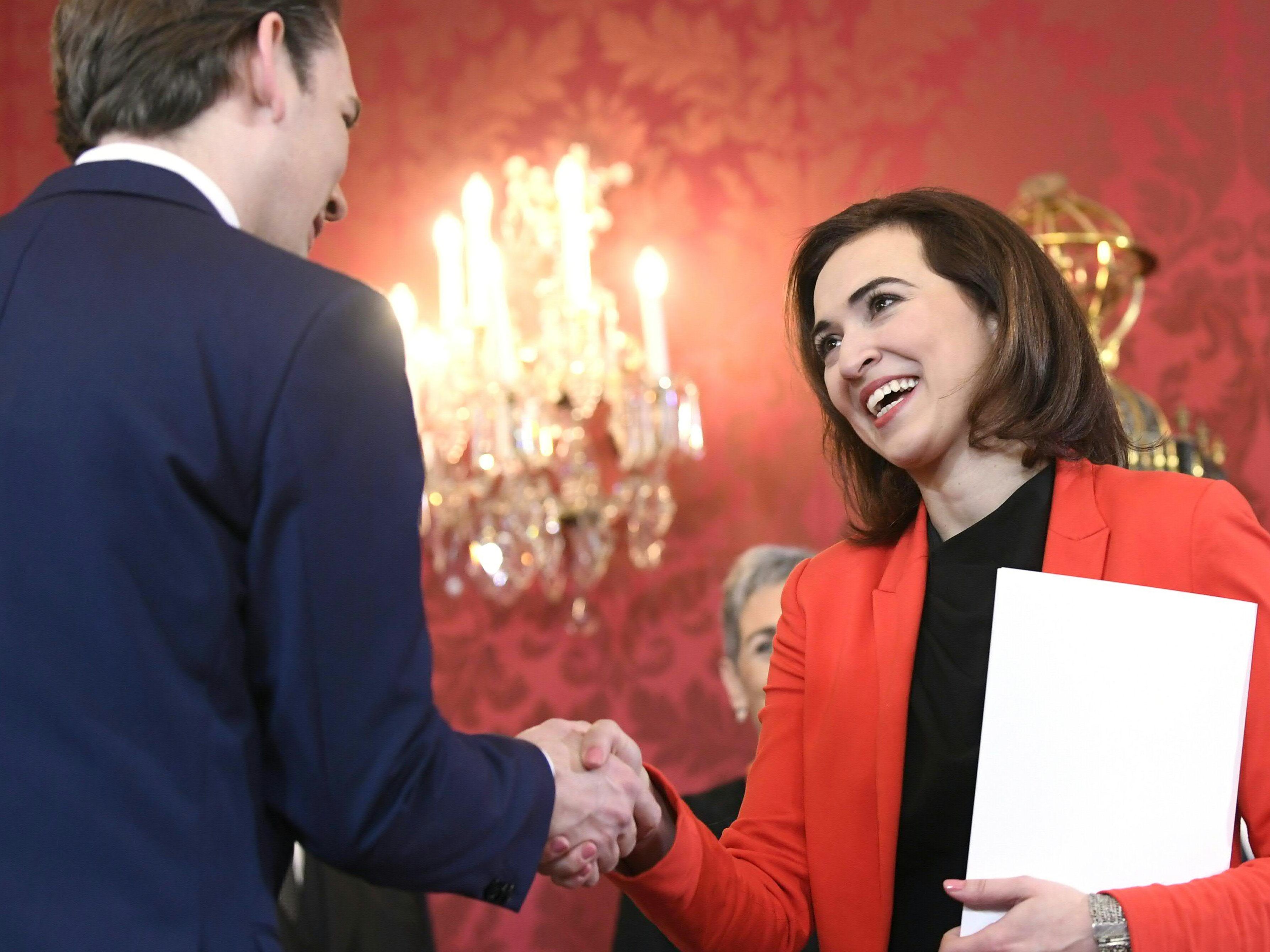 Bundeskanzler Kurz und Justizministerin Alma Zadic bei der Angelobung der neuen Regierung.