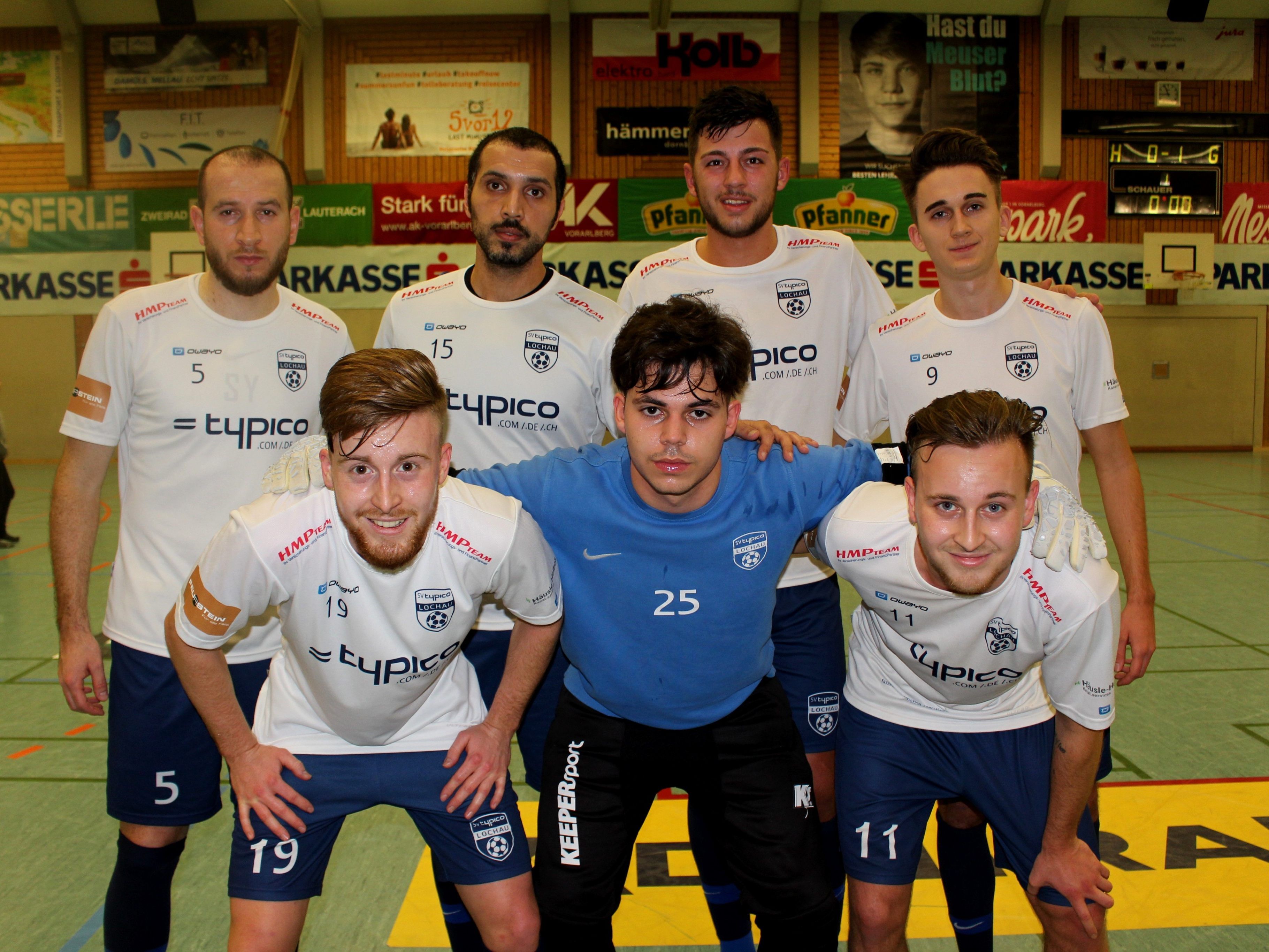 Das Team des SV typico Lochau beim 24. Vorarlberger-Sparkassen-Hallenmasters-Turnier 2020 in Wolfurt: Patrick Prantl, Sandro Eichhübl und Kevin Prantl (vorne); Semih Yasar, Murat Coskun, Fabio Feldkircher und Tobias Heidegger (hinten).