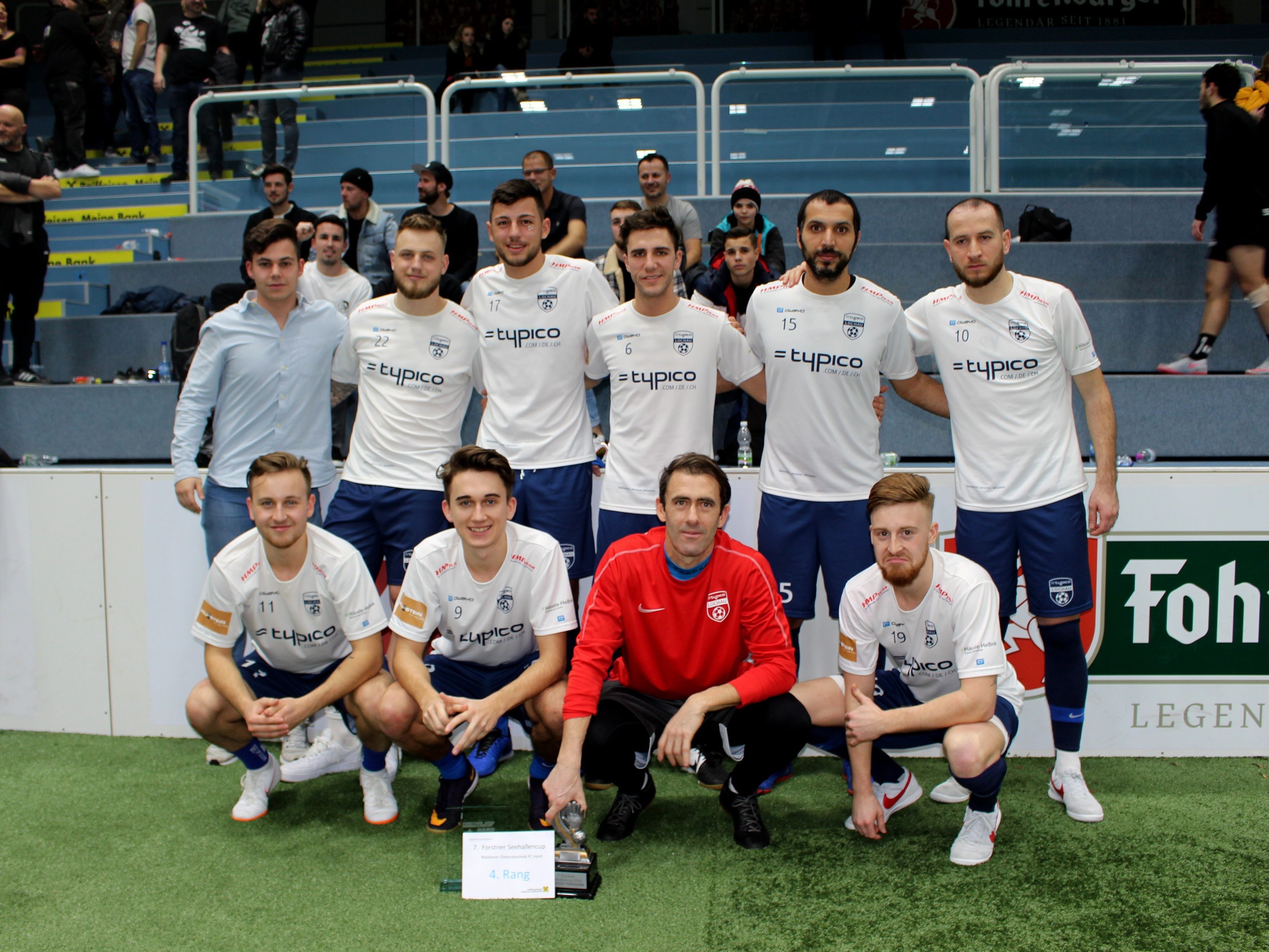 Guter 4. Platz für das Team des SV typico Lochau beim 7. Seehallencup 2020 in Hard: Kevin Prantl, Tobias Heidegger, Christian Mendes und Patrick Prantl (vorne); Sandro Eichhübl, Julian Rupp, Fabio Feldkircher, Julian Reiner, Murat Coskun und Semih Yasar (hinten). Guter 4. Platz für das Team des SV typico Lochau beim 7. Seehallencup 2020 in Hard: Kevin Prantl, Tobias Heidegger, Christian Mendes und Patrick Prantl (vorne); Sandro Eichhübl, Julian Rupp, Fabio Feldkircher, Julian Reiner, Murat Coskun und Semih Yasar (hinten).