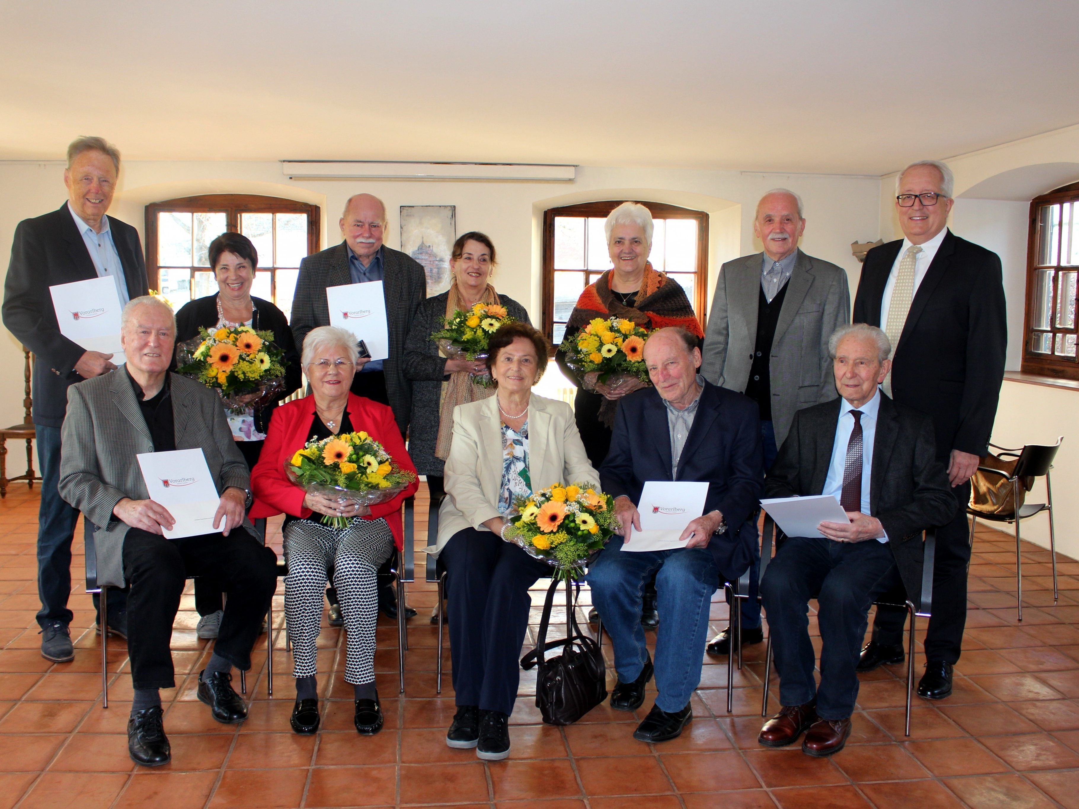 Eine Jubelhochzeit ist immer ein schönes Familienfest. Da stellt sich natürlich auch die Gemeinde gerne in die Reihe der zahlreichen Gratulanten: Elfriede und Walter Faast, Stephanie und Erich Hansmann, (Ingeborg) und Siegfried Renn (vorne); Edeltraud und Wolfgang Gregorig, Brigitta und Karl Stampfl sowie Christina und Hans Erlacher mit Bgm. Michael Simma (hinten von links).