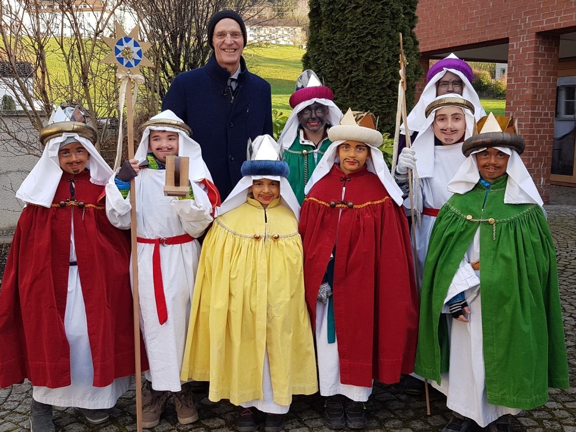 Die Sternsinger trugen auch in Lochau die Botschaft von der Geburt Jesu von Haus zu Haus und sammelten für verschiedene Hilfsprojekte in aller Welt.