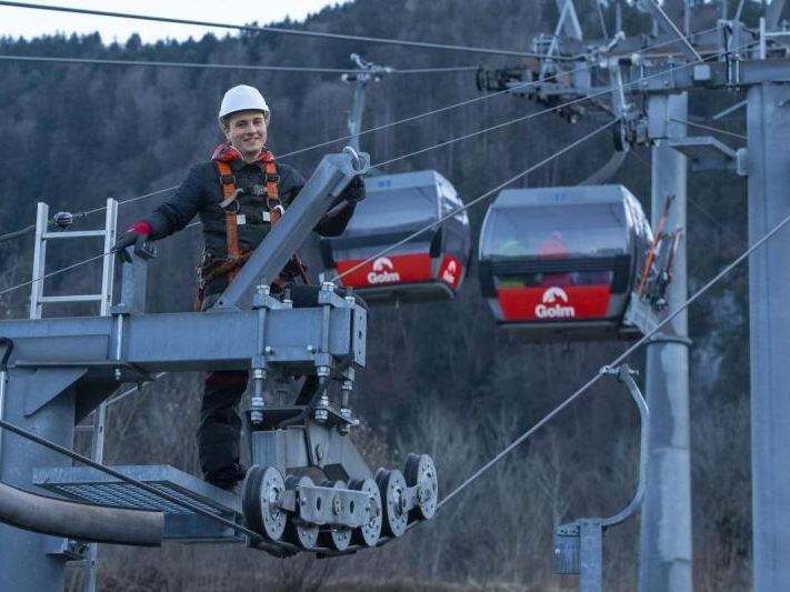 Als Seilbahntechniker ist Lukas Maier viel an der frischen Luft und manchmal auch ganz schön hoch oben beschäftigt.