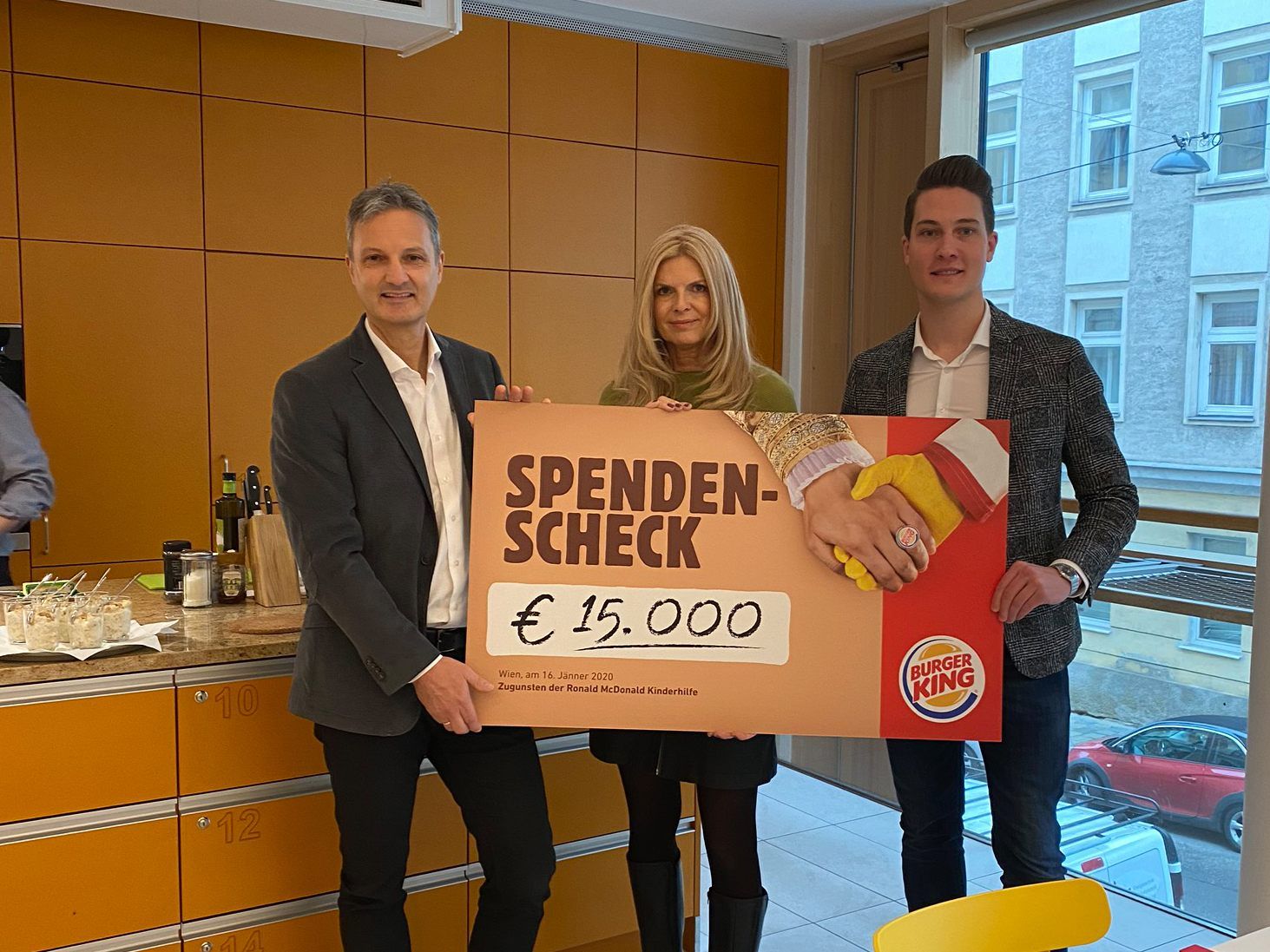 BURGER KING übergab der Ronald McDonald Kinderhilfe einen Scheck über 15.000 Euro.