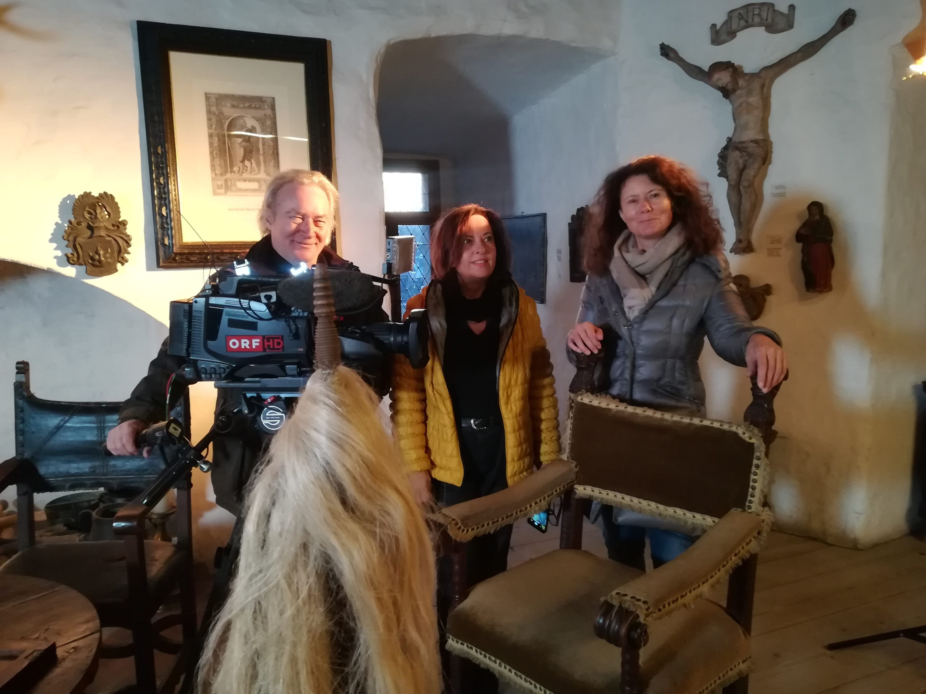 Das ORF Team rückt den Palas ins rechte Kerzenlicht. Das ORF Team rückt den Palas ins rechte Kerzenlicht.