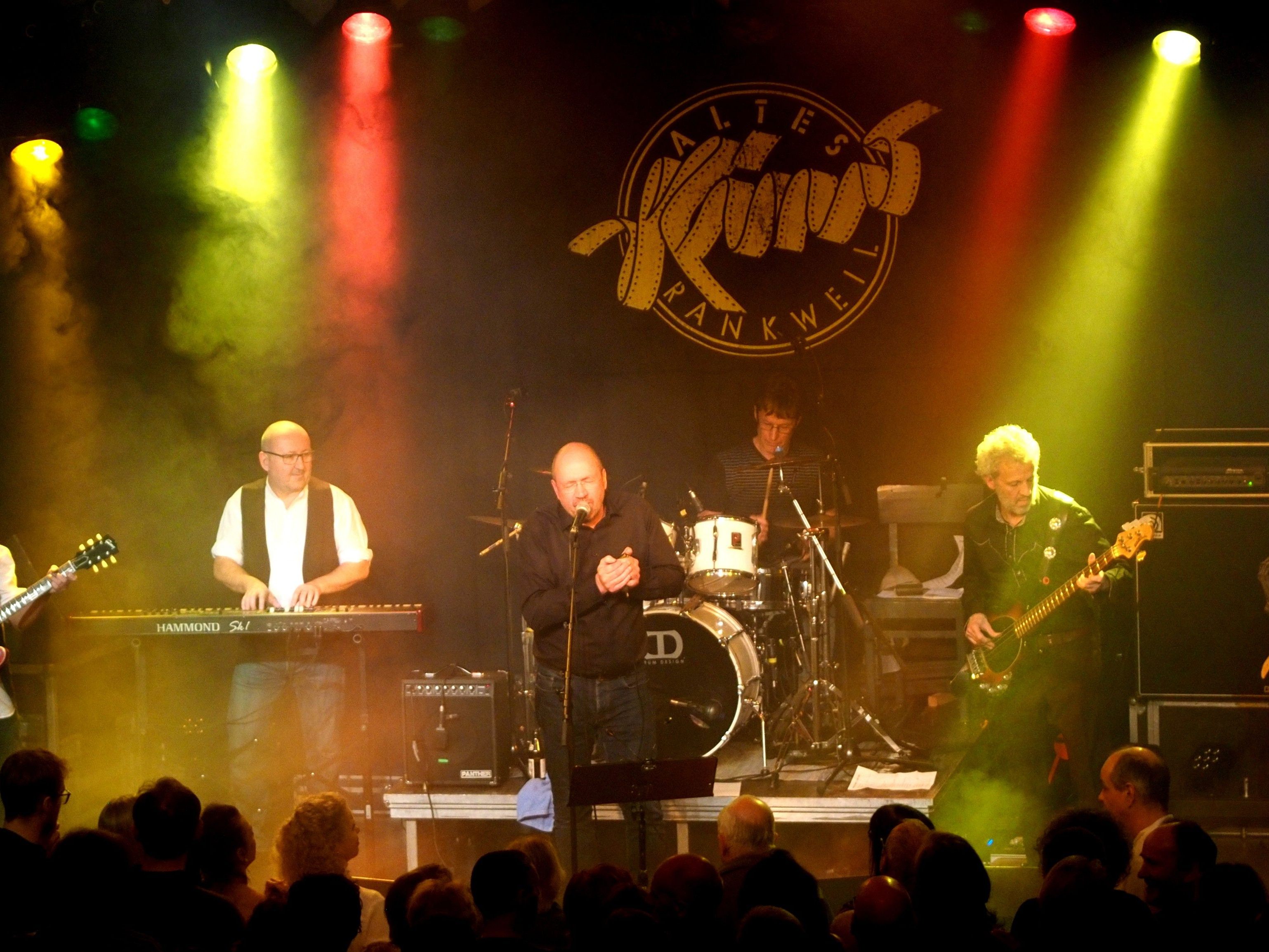 Im Alten Kino fand am Freitag ein Konzert mit der legendären Band „Never Do Well" statt. Im Alten Kino fand am Freitag ein Konzert mit der legendären Band „Never Do Well" statt.