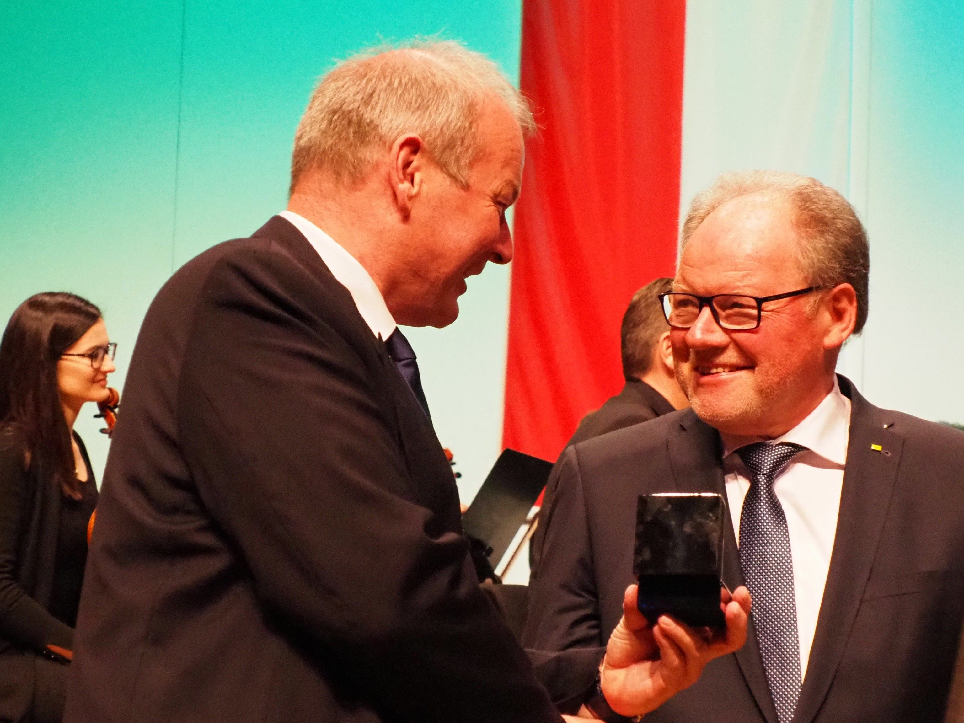 Bürgermeister Christian Loacker überreicht seinem Vorgänger den Ehrenring der Marktgemeinde Götzis