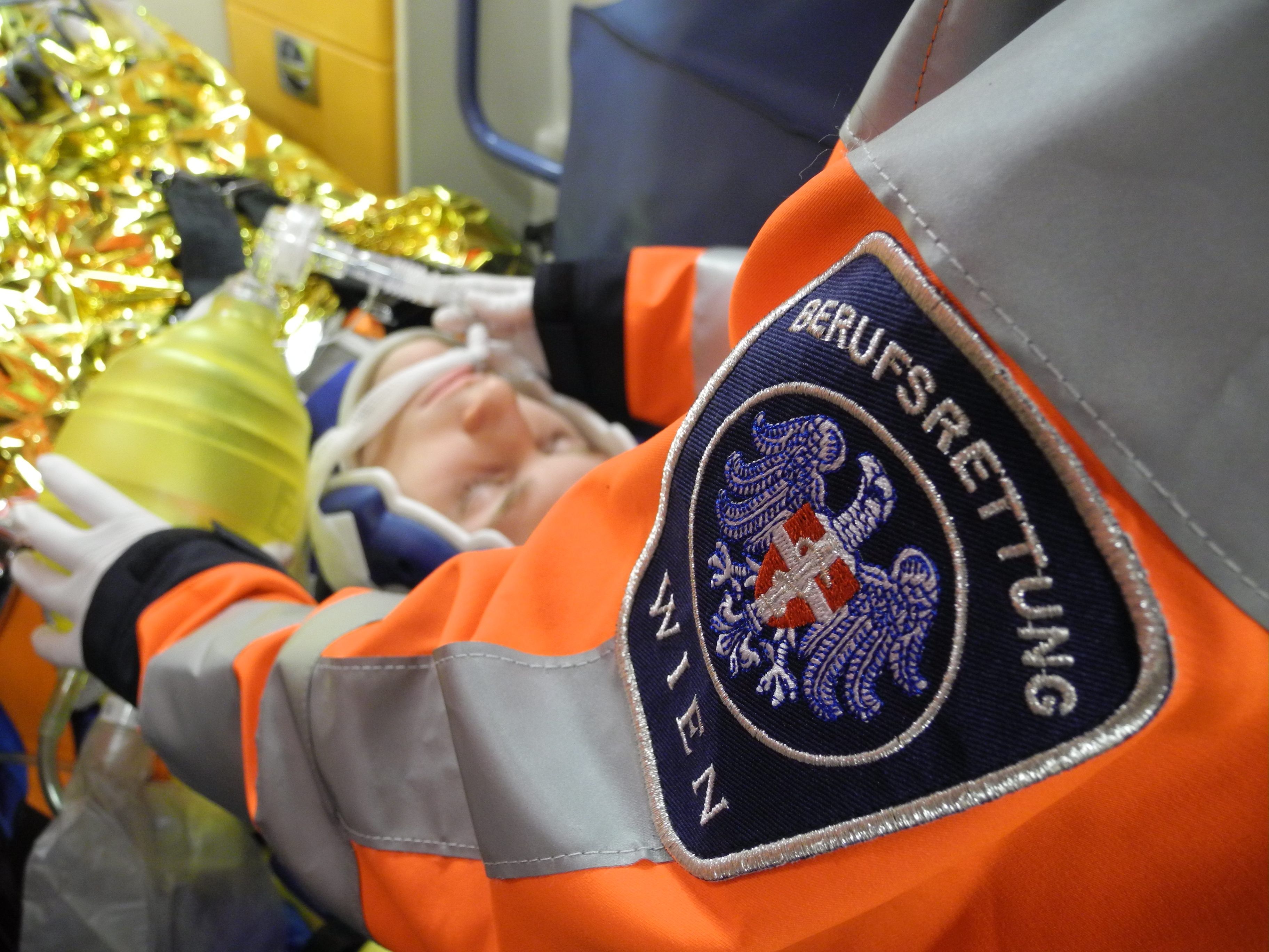 Der Mann wurde schwer verletzt ins Krankenhaus gebracht.