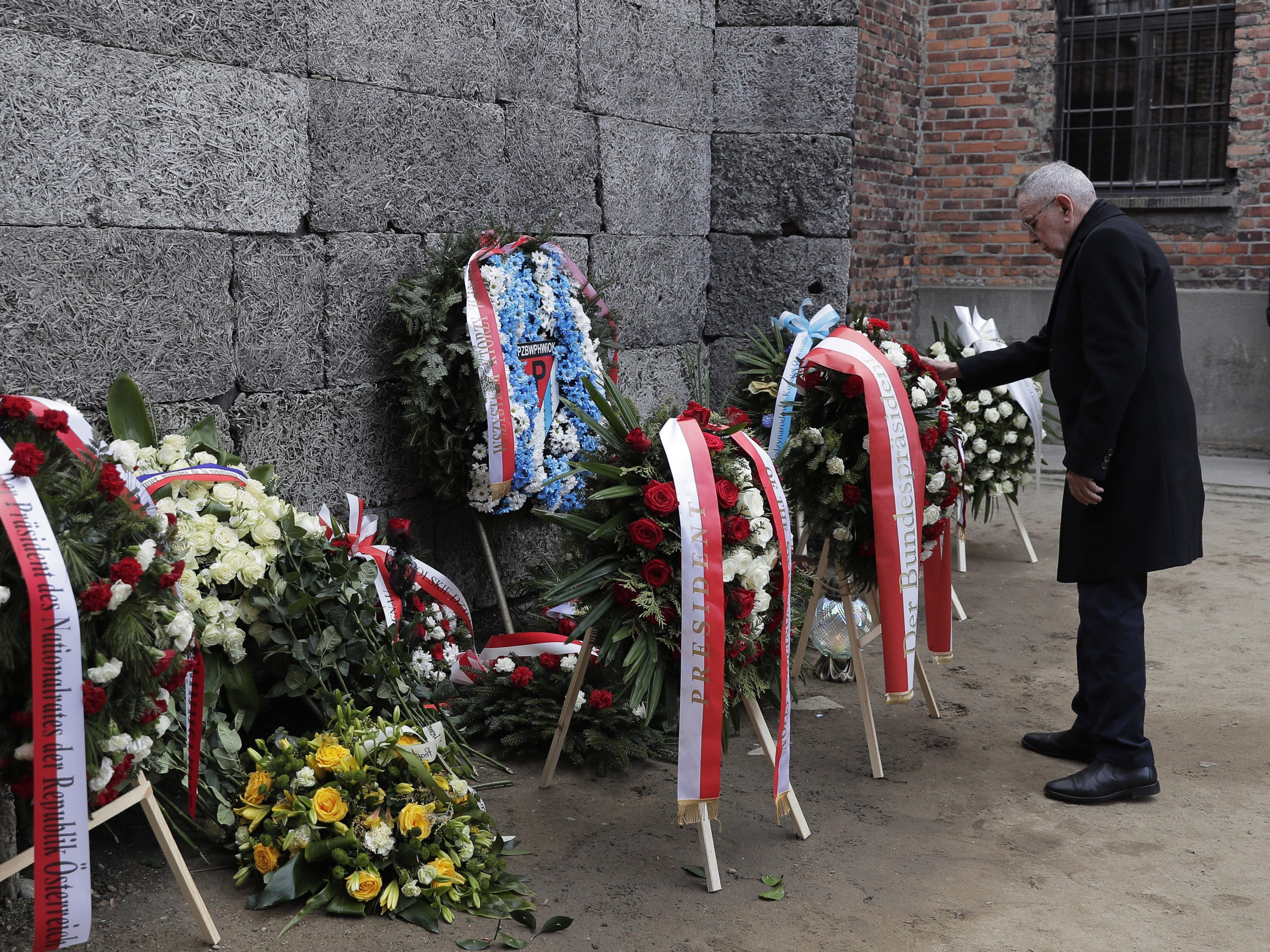 Van der Bellen nahm an der Gedenkveranstaltung zum 75. Jahrestag der Befreiung des Konzentrationslagers Auschwitz teil.