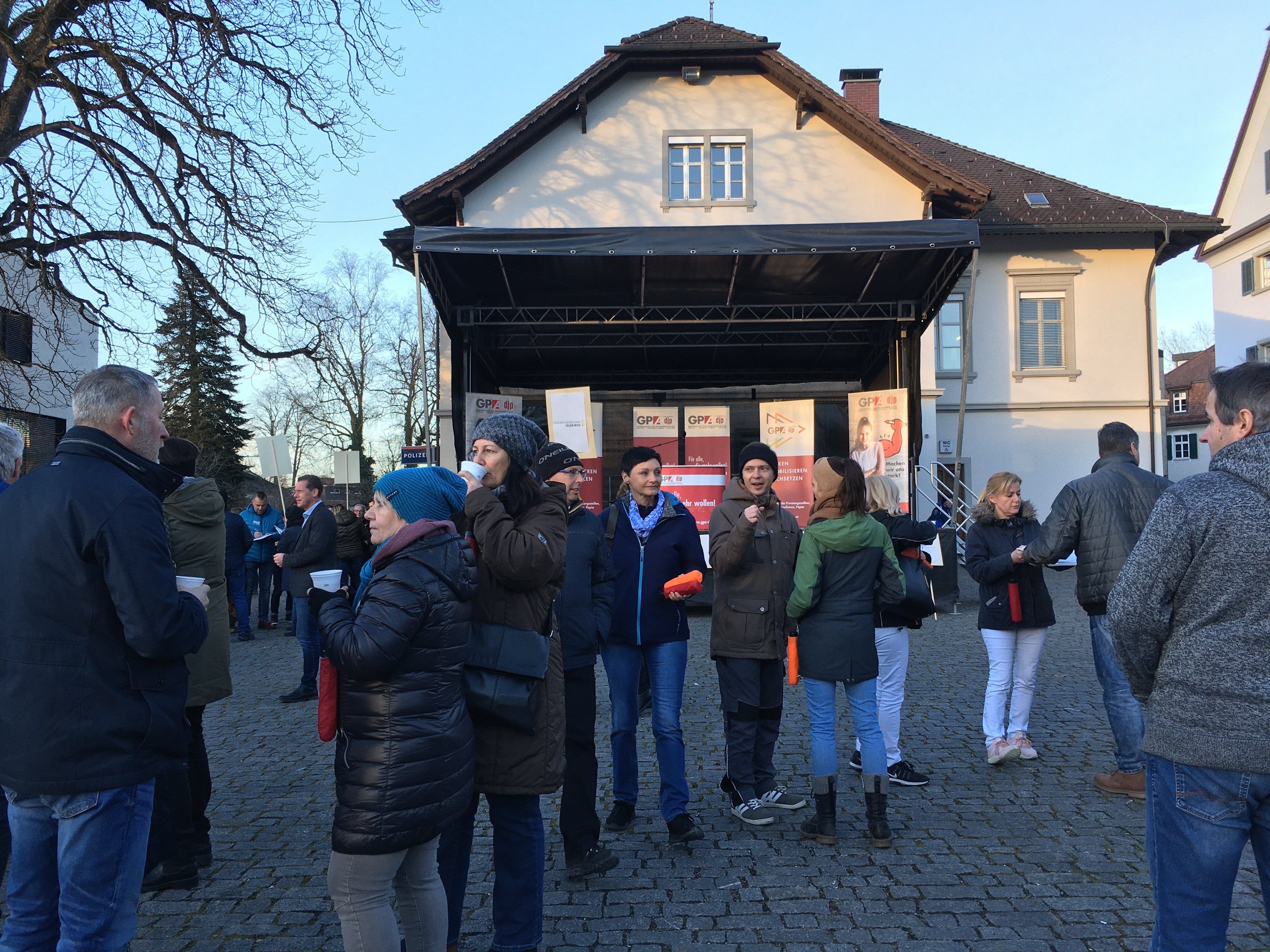 Erste Demonstranten vor Ort