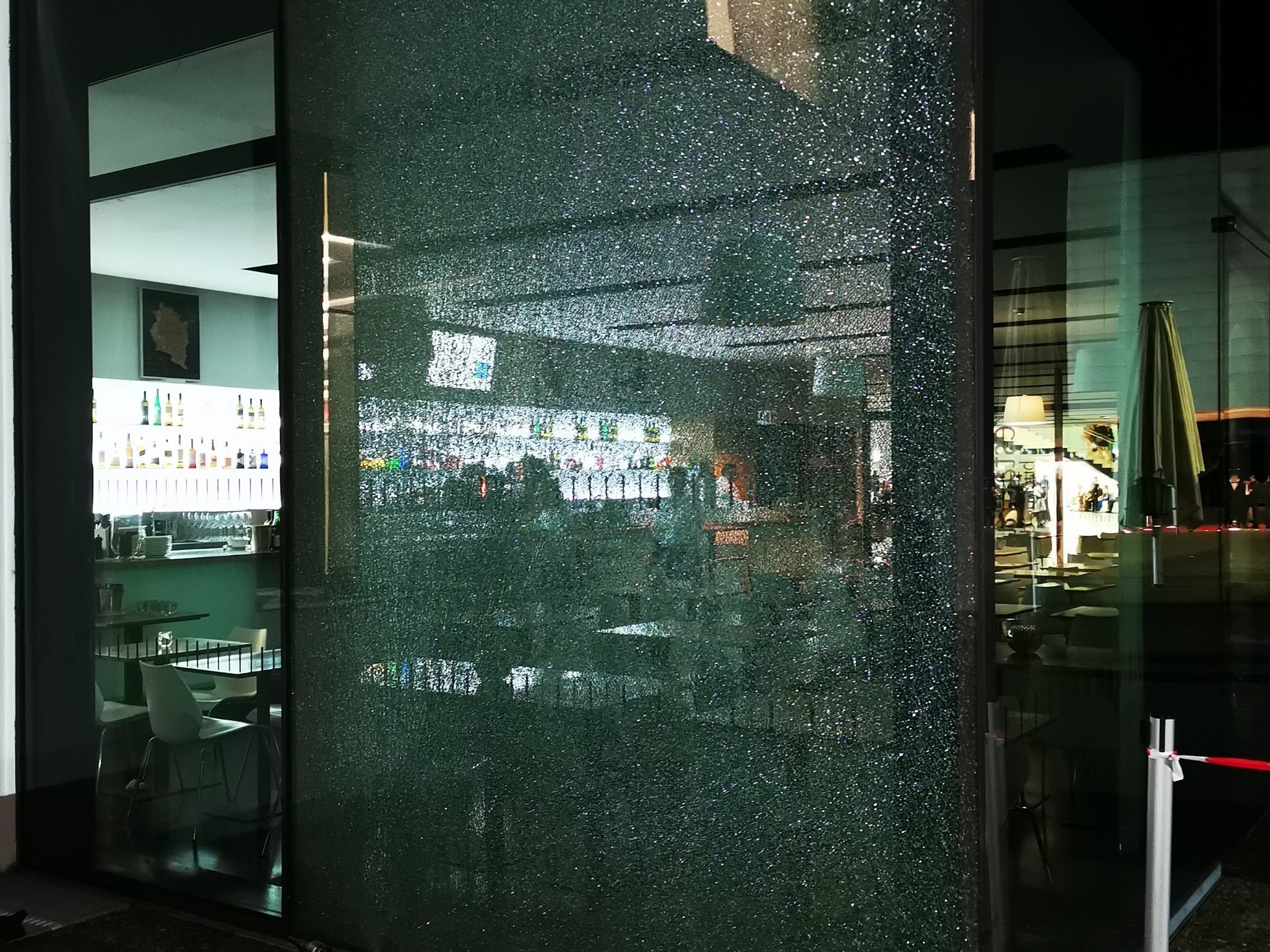 Die zerstören Glasfront am Festspielhaus.