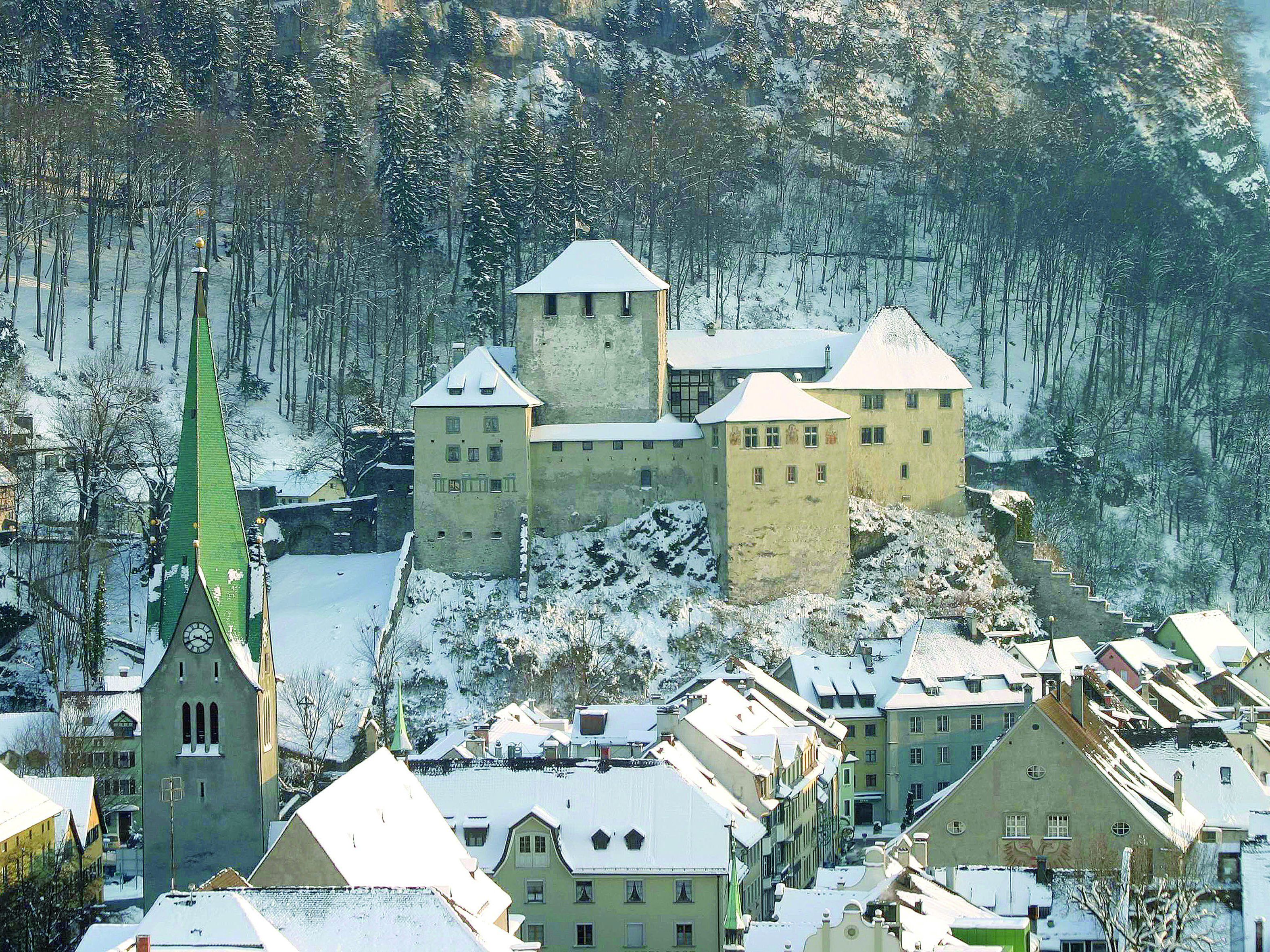 Bei Familienführungen in der Schattenburg kann es trotz eiskalter Tatsachen heiß hergehen.