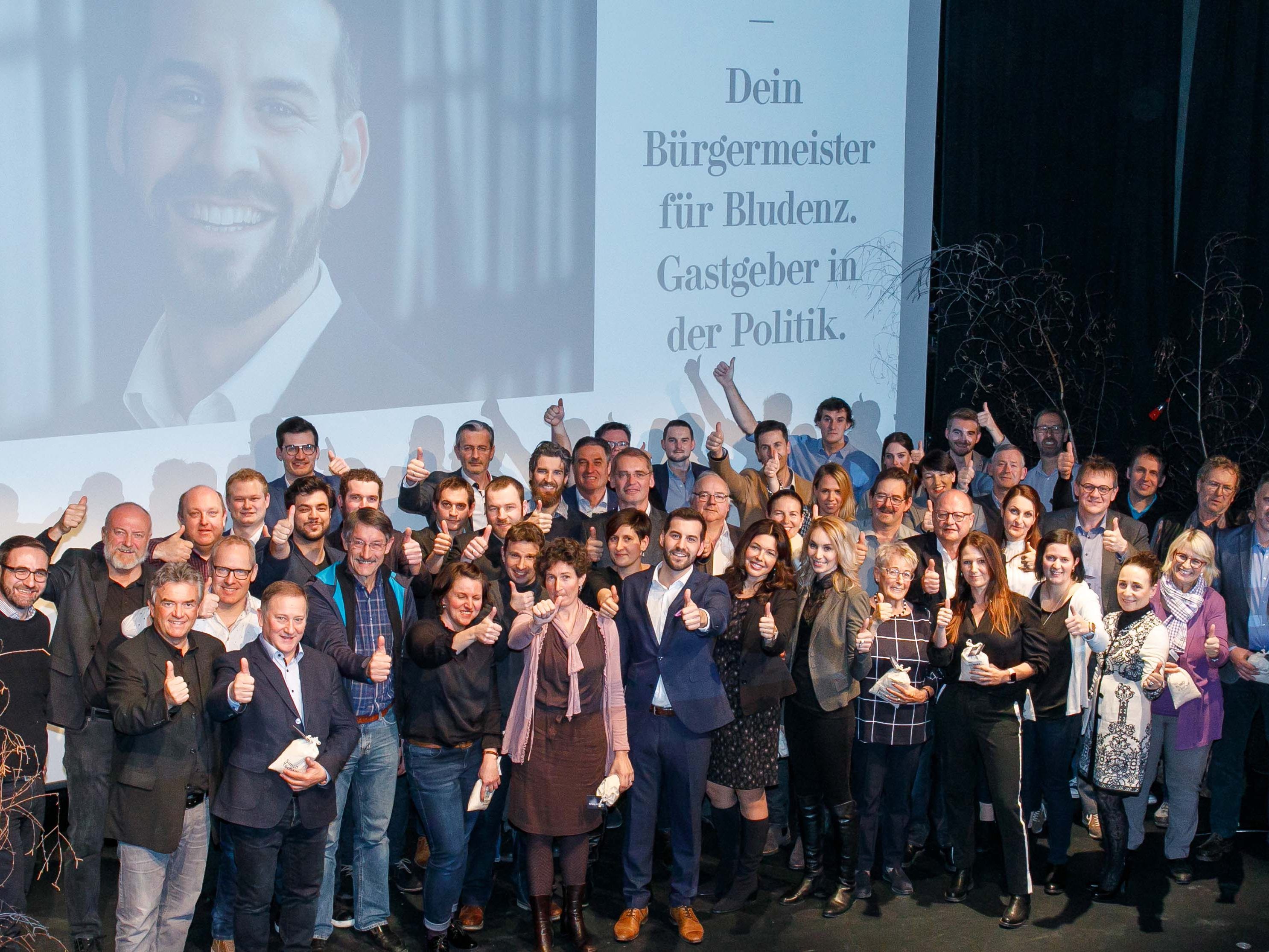 Teambegeisterte Aufbruchstimmung – Bürgermeister-Bewerber Simon Tschann und sein Team der Bludenzer Volkspartei wurden einstimmig nominiert. Teambegeisterte Aufbruchstimmung – Bürgermeister-Bewerber Simon Tschann und sein Team der Bludenzer Volkspartei wurden einstimmig nominiert.