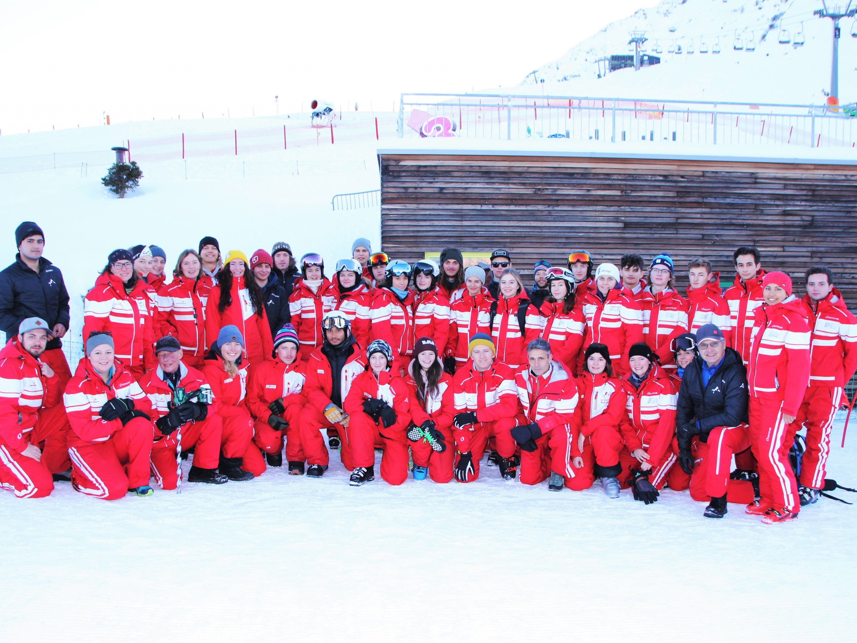 Das Skischulteam präsentiert sich für die Gäste