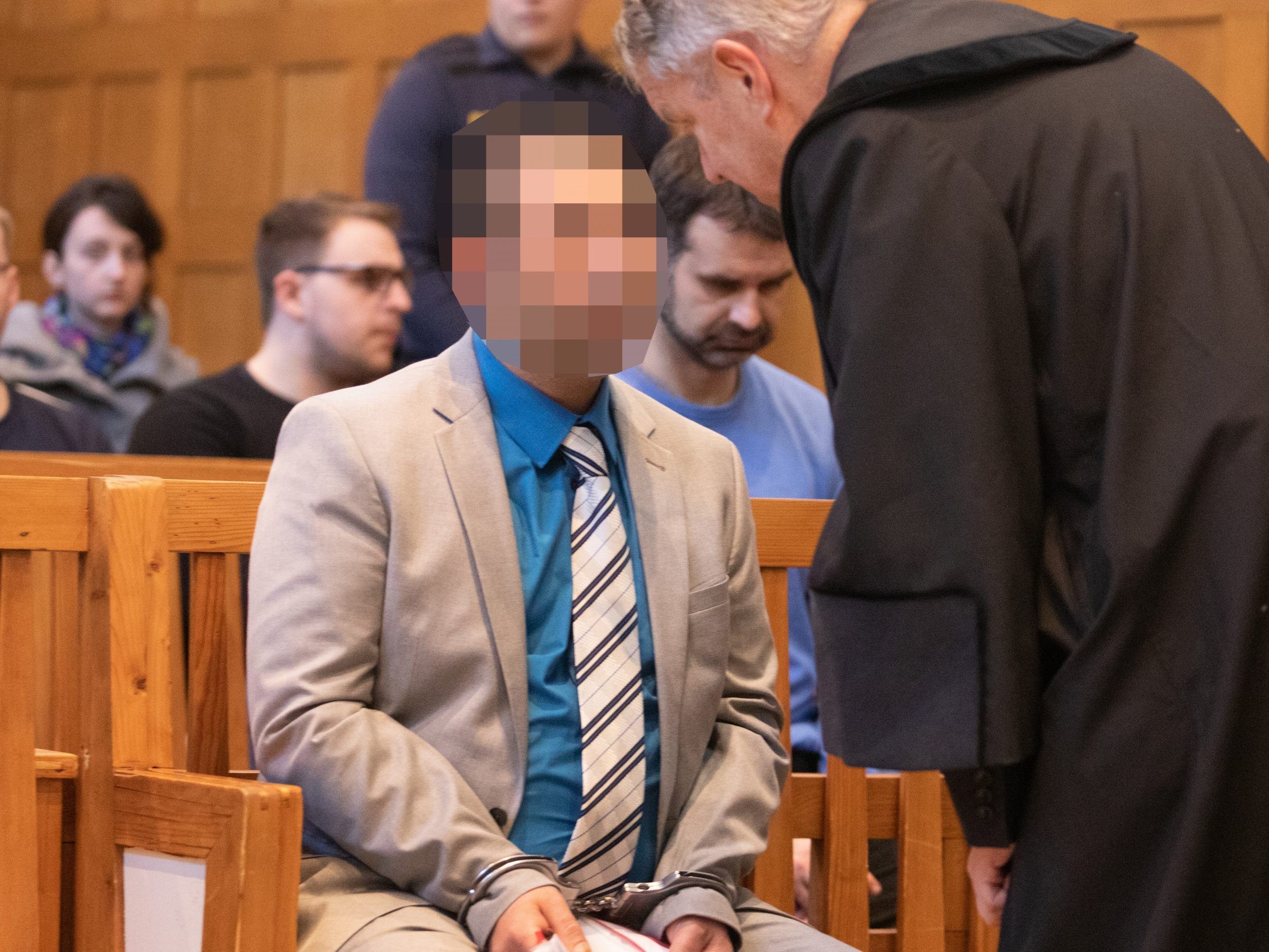 Angeklagter Soner Ö. bekennt sich schuldig der absichtlichen schweren Körperverletzung.