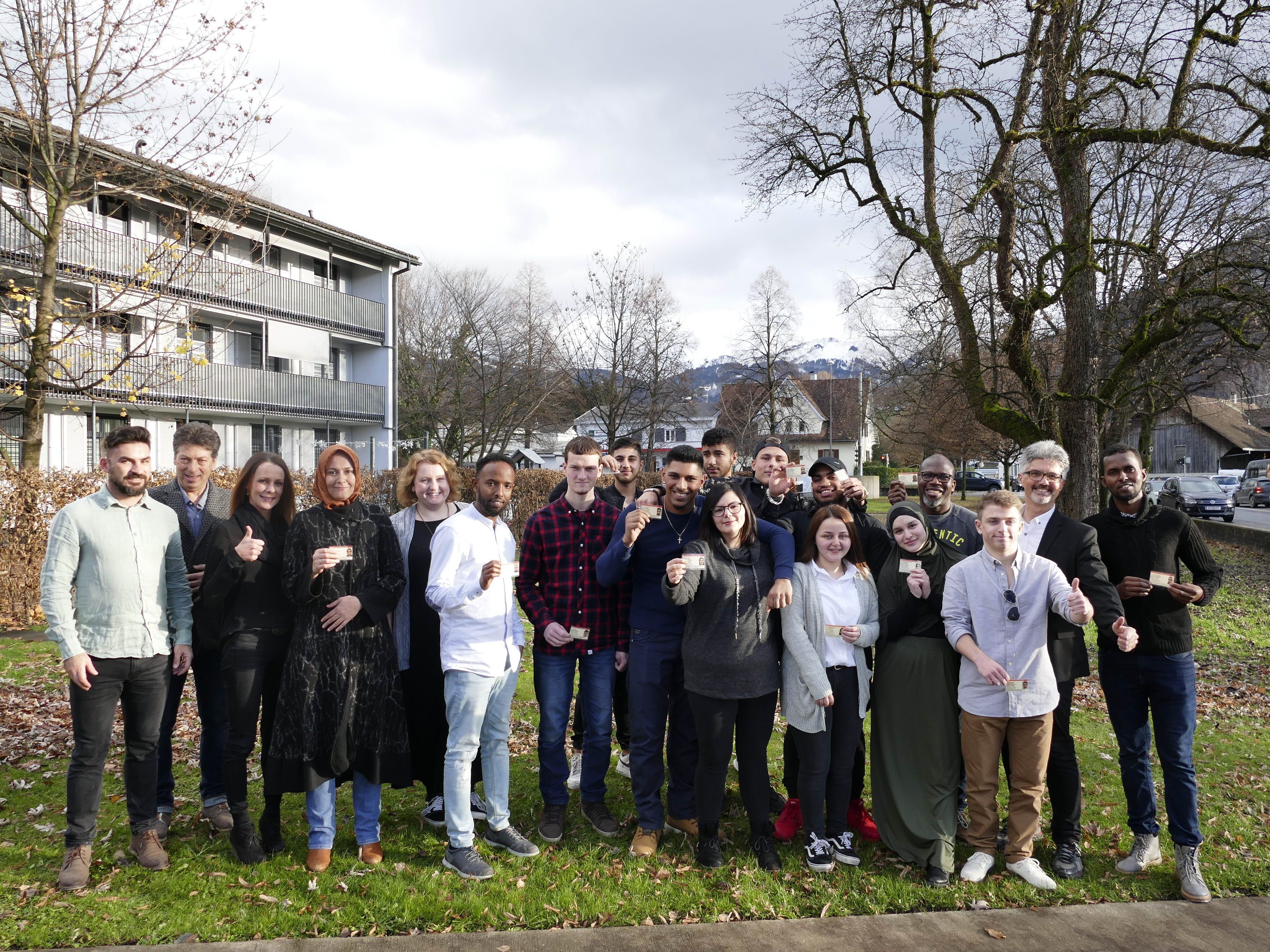 v.l.n.r.: Ingo Schrank, Fritz Studer, Stefanie Helm, Zeynep Efe, Julia Krepl, Mohamed Ali, Tobias Kalb, Jameel Bzhar Sarhat, Kefara Bilal, Lukas Köstner, Janine Ciardo, Luis De Leon Gomez, Aytül Demirkiran, Tony Favour, Rukiat Abadova, David Meloyan, Elmar Luger, Dayib Abdirahman