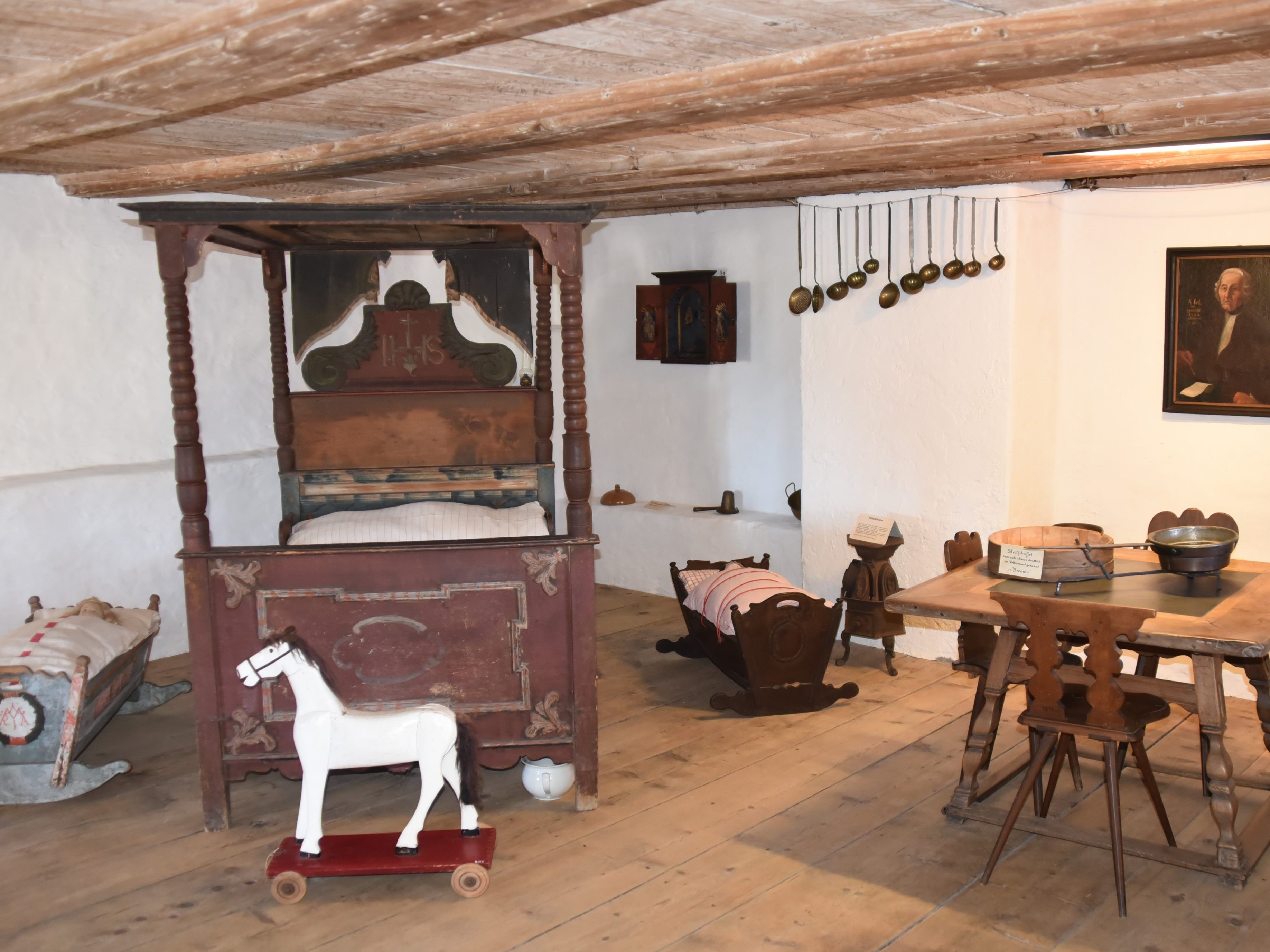 Die Betten bleiben zwar im Schatenburgmuseum leer, nicht jedoch die 18 voll möblierten Räume. Die Betten bleiben zwar im Schatenburgmuseum leer, nicht jedoch die 18 voll möblierten Räume.
