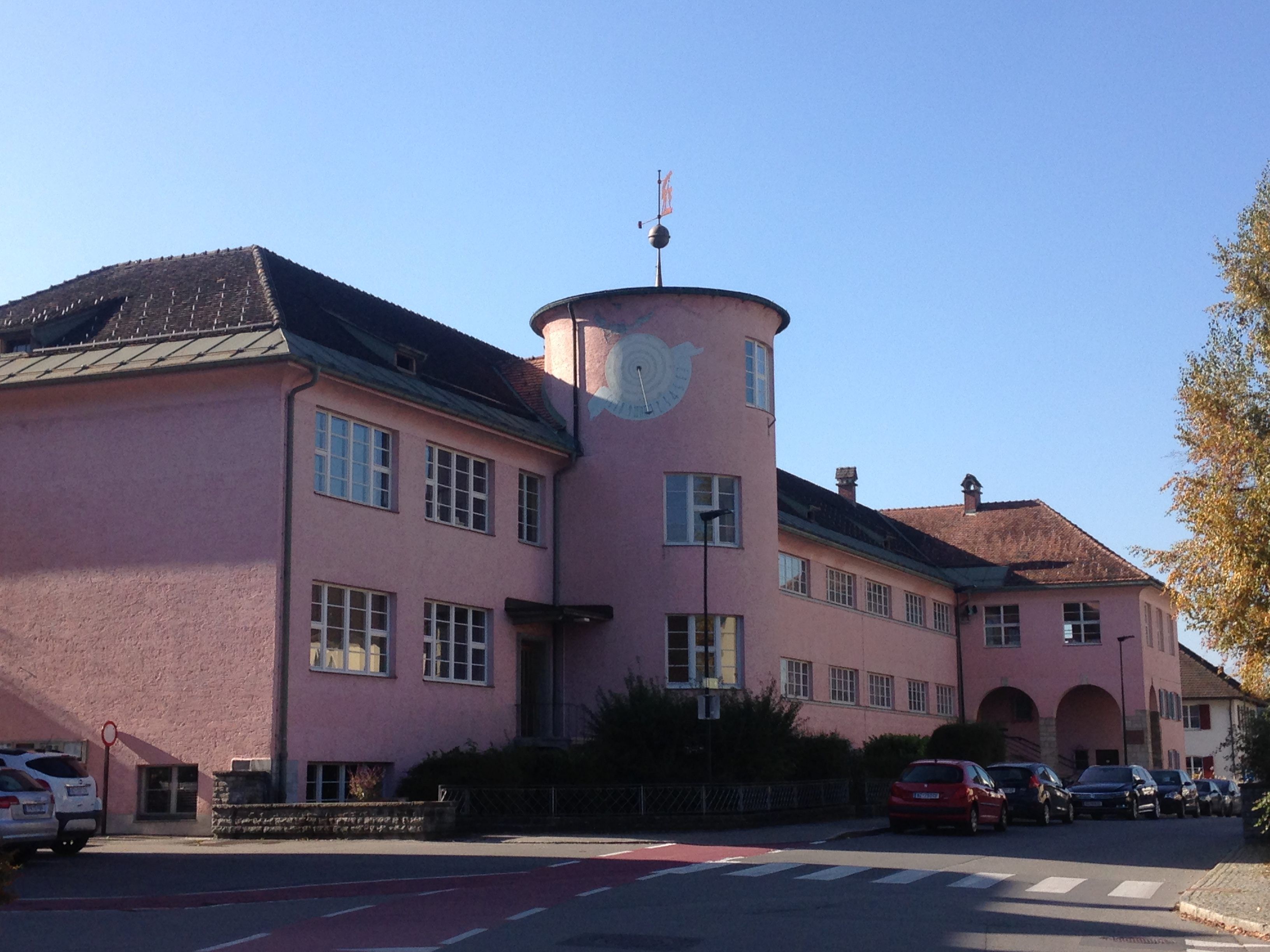 Viele Nenzinger wünschen sich eine verkehrsberuhigte Zone vor der Volksschule.. Viele Nenzinger wünschen sich eine verkehrsberuhigte Zone vor der Volksschule..