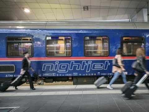 Neben dem Ski-Kombi-Ticket bieten die ÖBB einen Nachtzug nach Brüssel. Neben dem Ski-Kombi-Ticket bieten die ÖBB einen Nachtzug nach Brüssel.