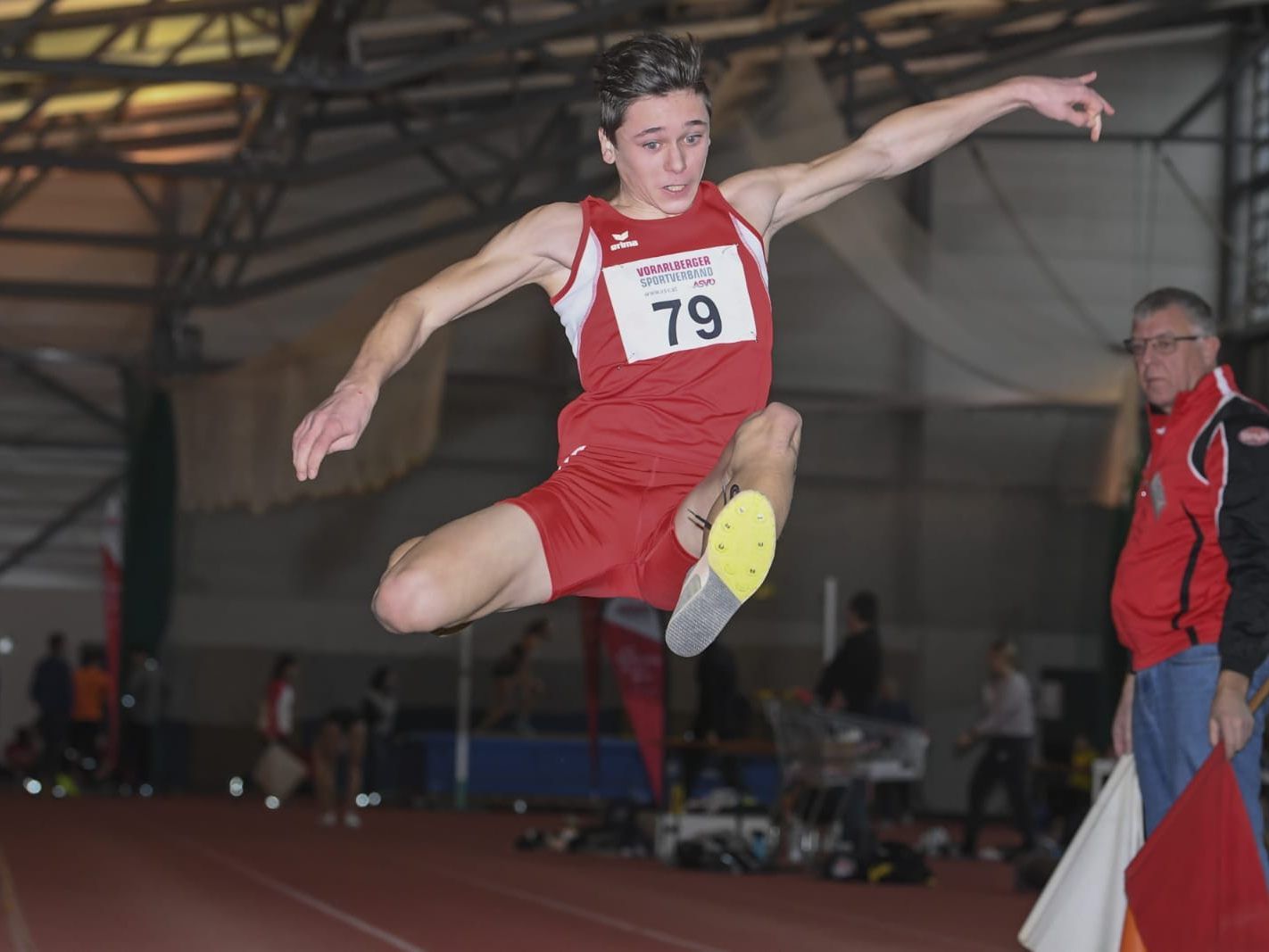 Alexander Maringgele springt mit einer Weite von 5.62m zu Bronze Alexander Maringgele springt mit einer Weite von 5.62m zu Bronze