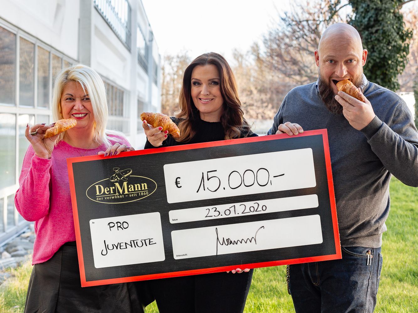Michael Mann überreicht heute 15.000 Euro an Pro Juventute. Michael Mann überreicht heute 15.000 Euro an Pro Juventute.