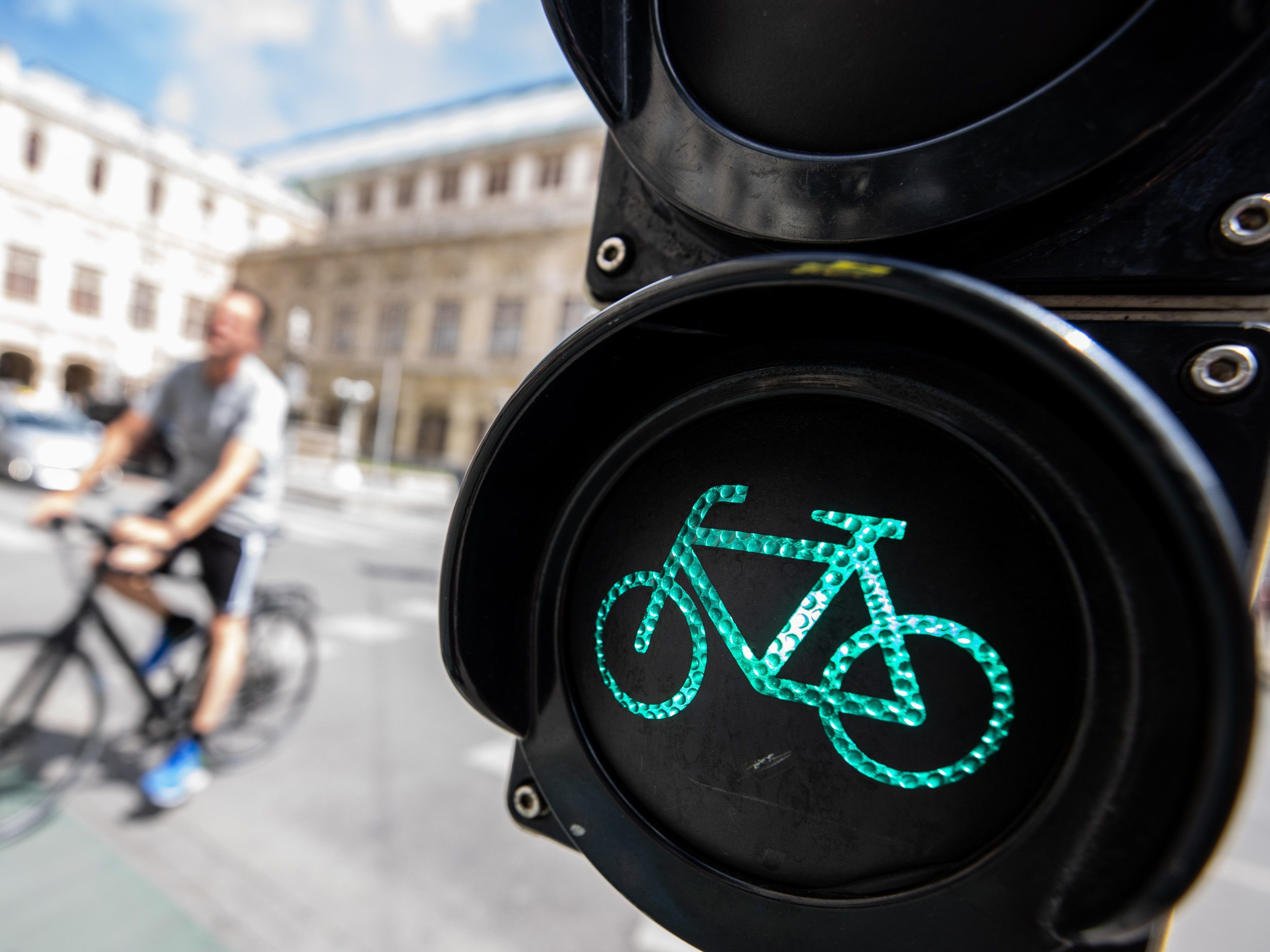 Laut neuer Regierung soll der Radverkehr auch in Wien verdoppelt werden. Laut neuer Regierung soll der Radverkehr auch in Wien verdoppelt werden.
