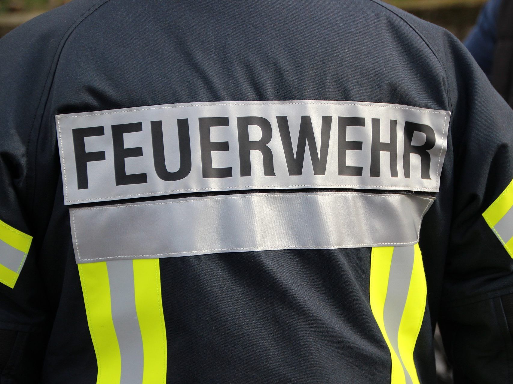 Die Feuerwehr befreite die verletzte Frau aus dem Unfallwagen.