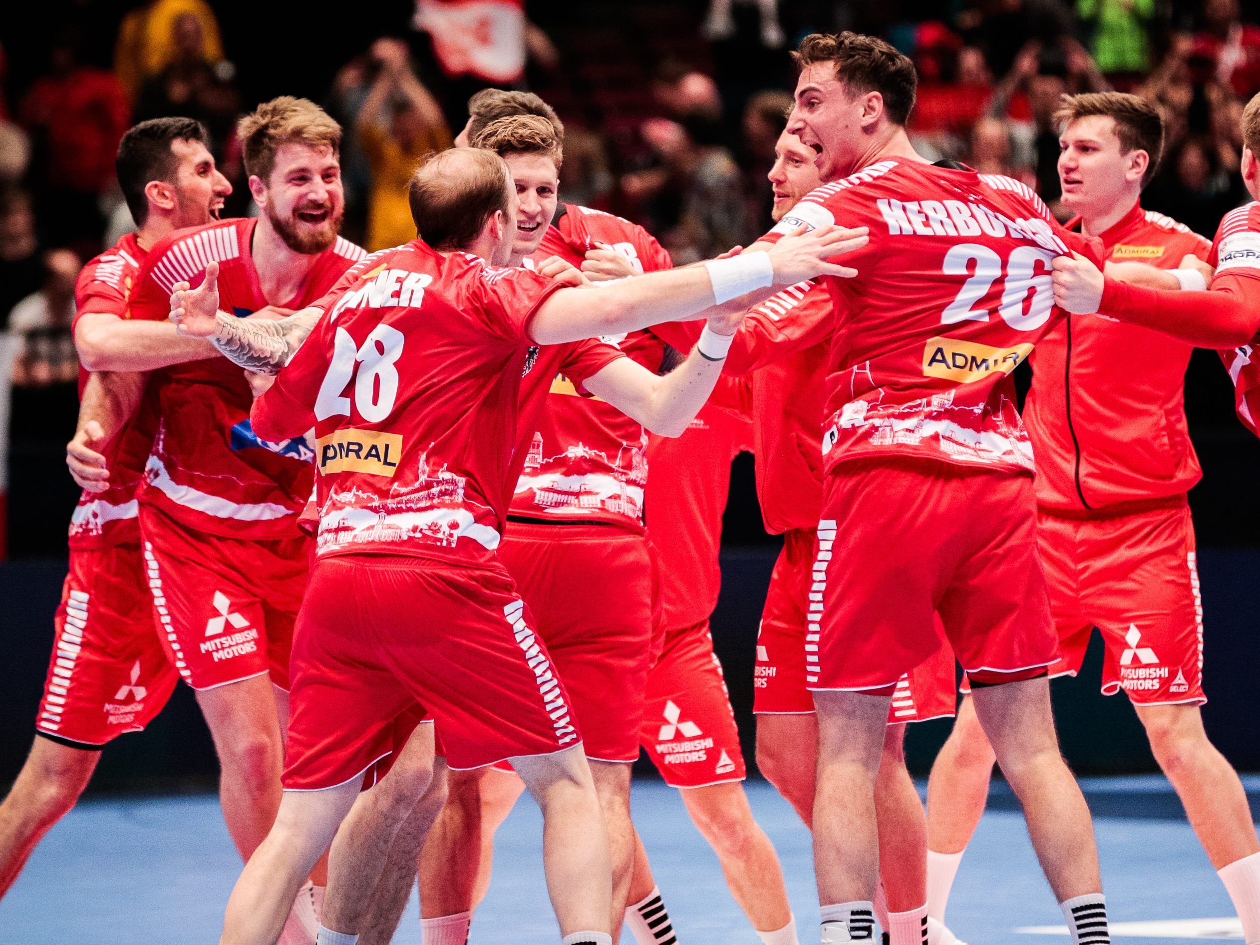 Großer Jubel bei Österreichs Handballern nach dem zweiten Sieg bei der Heim-EM.