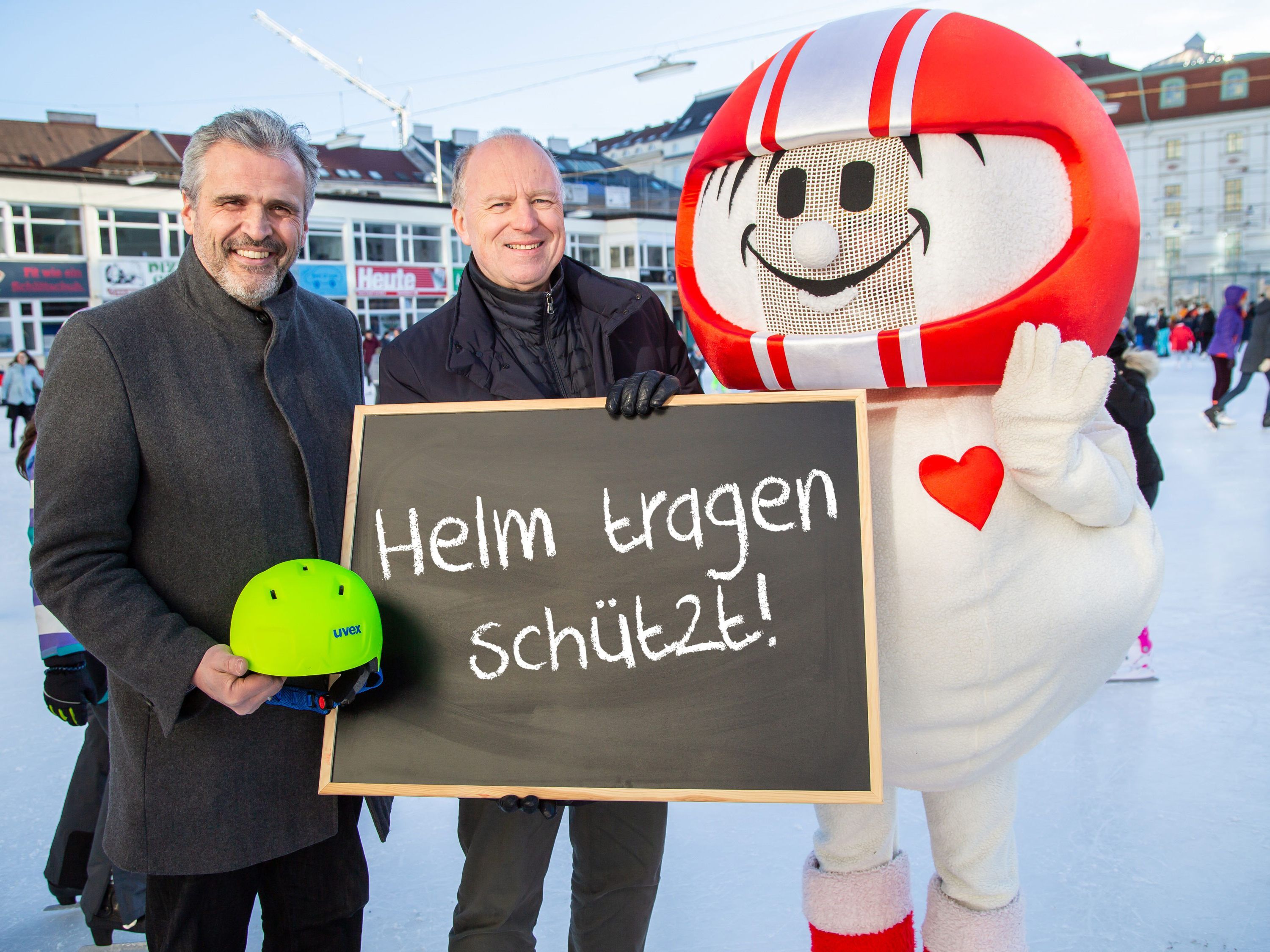 v.l.n.r.: Gerhard Krisch (Generalsekretär Wiener Eislauf-Verein), Dr. Othmar Thann (KFV-Direktor), HELMI