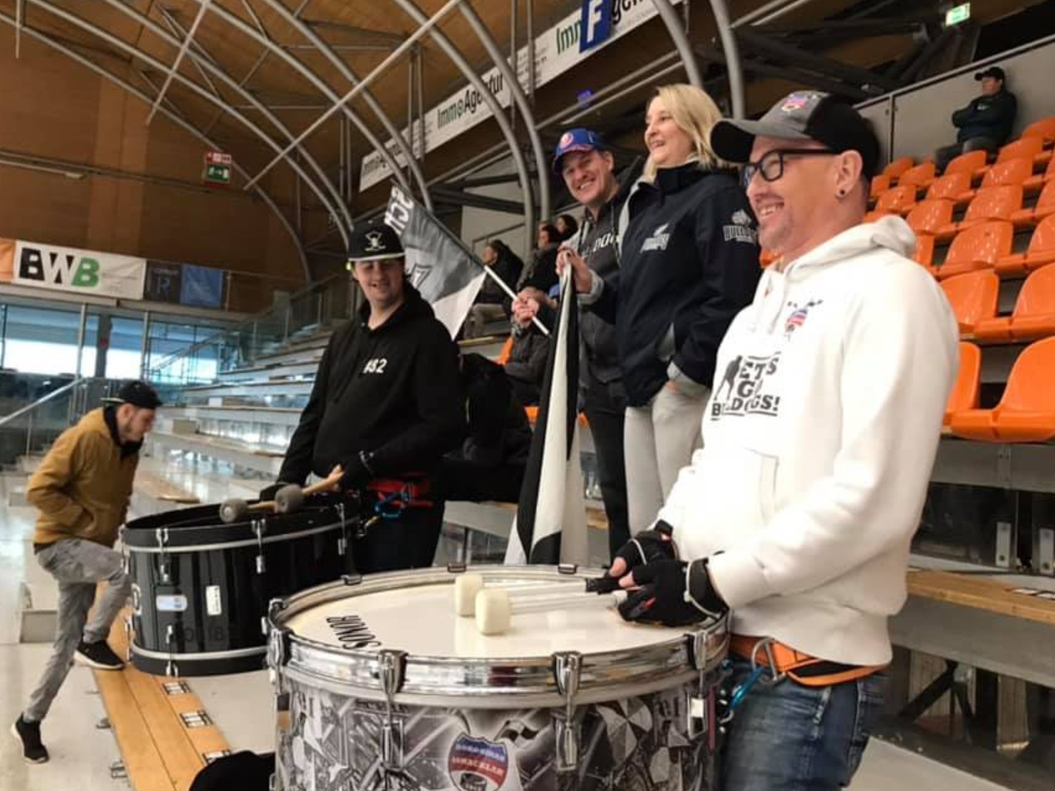 Die Bulldogs Fans unterstützten den DEC Nachwuchs Die Bulldogs Fans unterstützten den DEC Nachwuchs