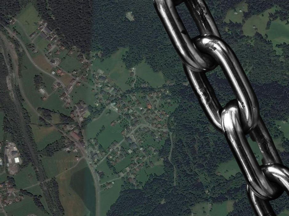 Der Mann wurde von der Stahlkette am Kopf getroffen. Der Mann wurde von der Stahlkette am Kopf getroffen.