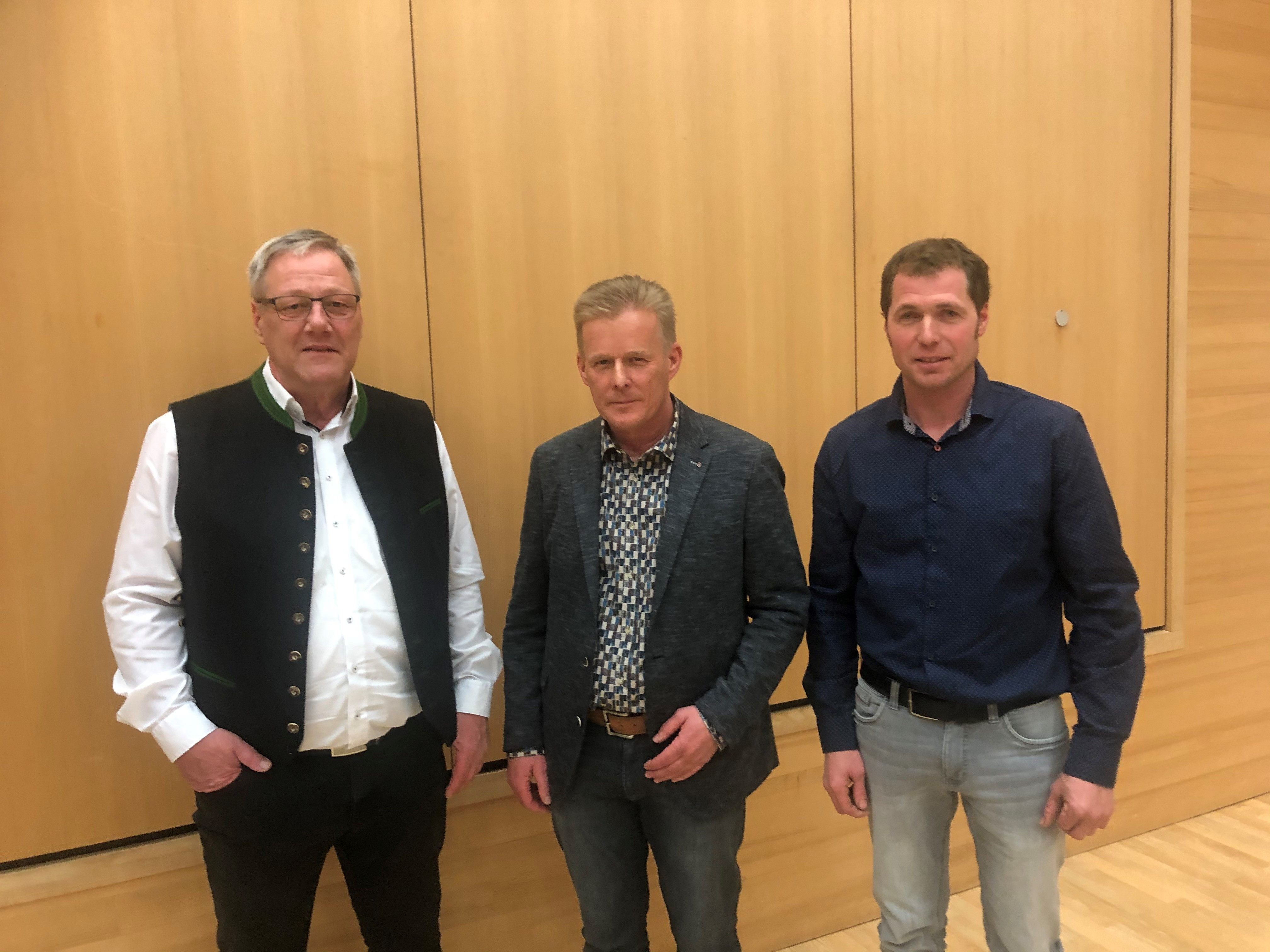 Der ehemalige Laternser Bürgermeister Heinz Ludescher mit seinem Nachfolger Gerold Welte und dessen neuem Vize Daniel Lins. Der ehemalige Laternser Bürgermeister Heinz Ludescher mit seinem Nachfolger Gerold Welte und dessen neuem Vize Daniel Lins.