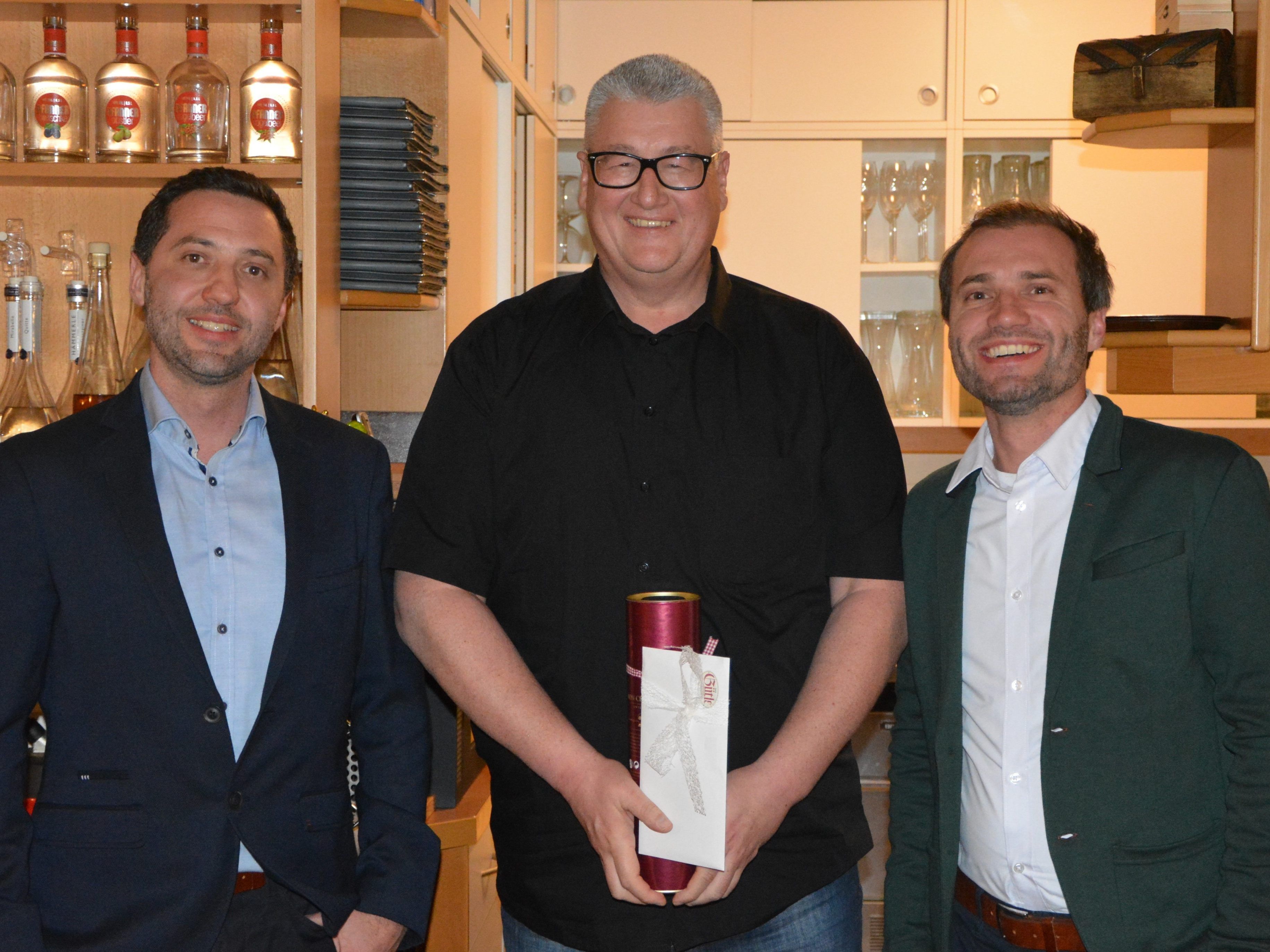 Richard (links) und Robert Waibel (rechts) mit Jubilar Markus Loretz