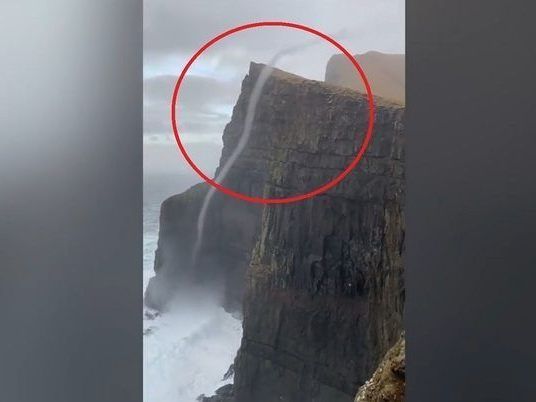 Das Wasser scheint bergauf zu fließen.