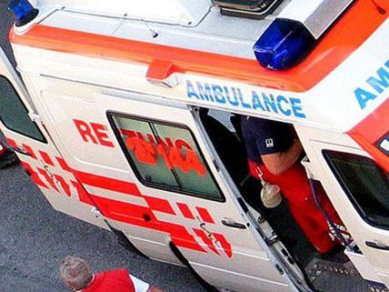 Der durch eine Glasflasche am Kopf verletzte Mann wurde von der Rettung und ein Wiener Krankenhaus gebracht. Der durch eine Glasflasche am Kopf verletzte Mann wurde von der Rettung und ein Wiener Krankenhaus gebracht.