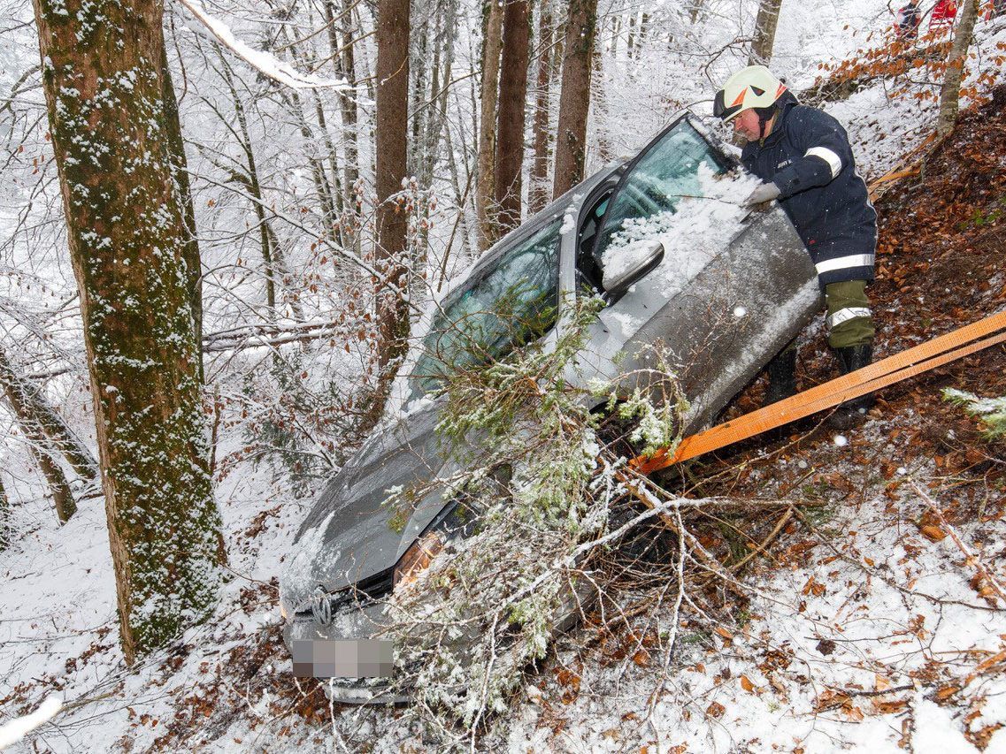Verkehrsunfall in Schnifis - Lenker kommt von der Schneefahrbahn ab. Verkehrsunfall in Schnifis - Lenker kommt von der Schneefahrbahn ab.
