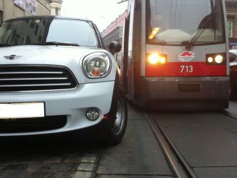 Mehr als fünf Mal täglich wurden die Wiener Öffis 2019 von Falschparkern blockiert.