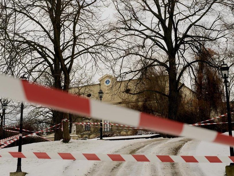 Die lebenslange Haft wegen Dreifachmordes bleibt aufrecht.