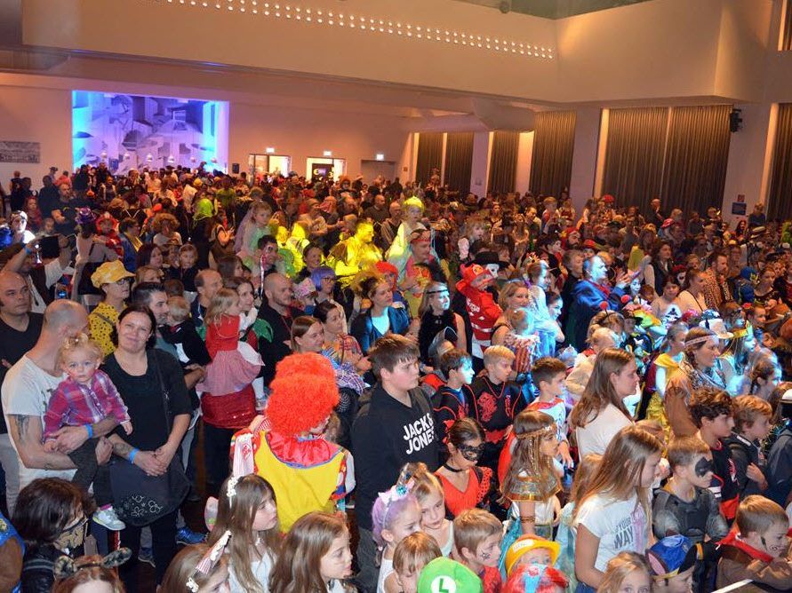 Mit einem kräftigen „Hi Ha Ho“ haben die Hardar Mufängar gemeinsam mit den Kindern den Ball eröffnet. ©Andrea Mairhofer