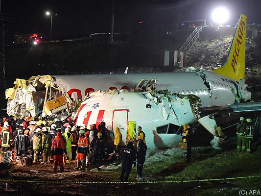 Das Flugzeug brach in mehrere Teile Das Flugzeug brach in mehrere Teile