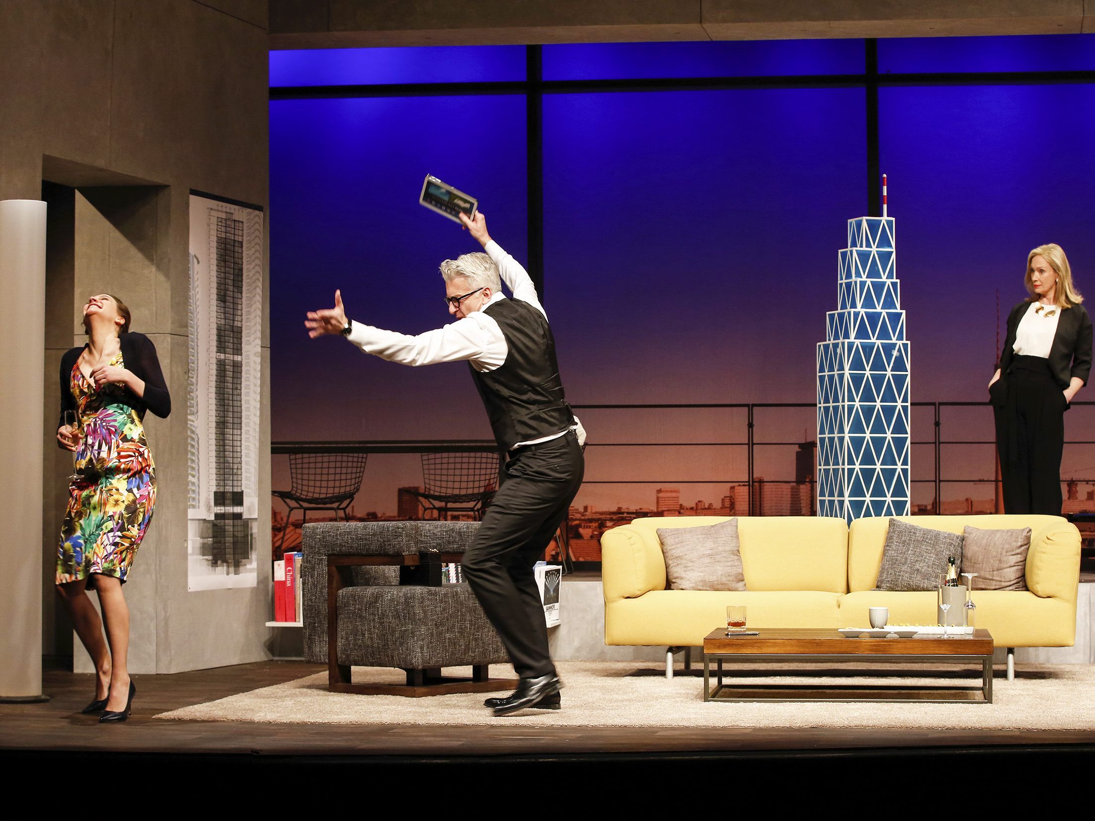 "Die Niere" von Stefan Vögel. Im Bild v.l.i: Jana Klinge (als Diana), Dominic Raacke (als Arnold) und Katja Weitzenboeck (als Kathrin)