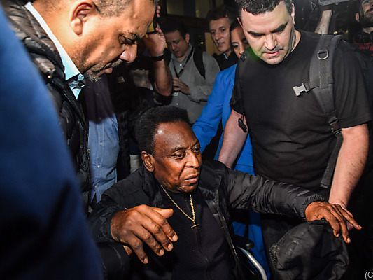 Pele ist bei der Fortbewegung auf fremde Hilfe angewiesen Pele ist bei der Fortbewegung auf fremde Hilfe angewiesen